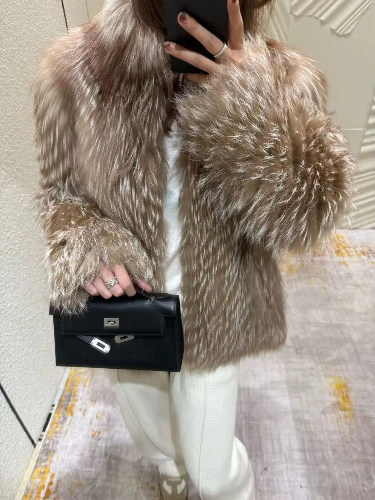 高品質のシルバーフォックスのスタンドカラー付きコートを輸入しました