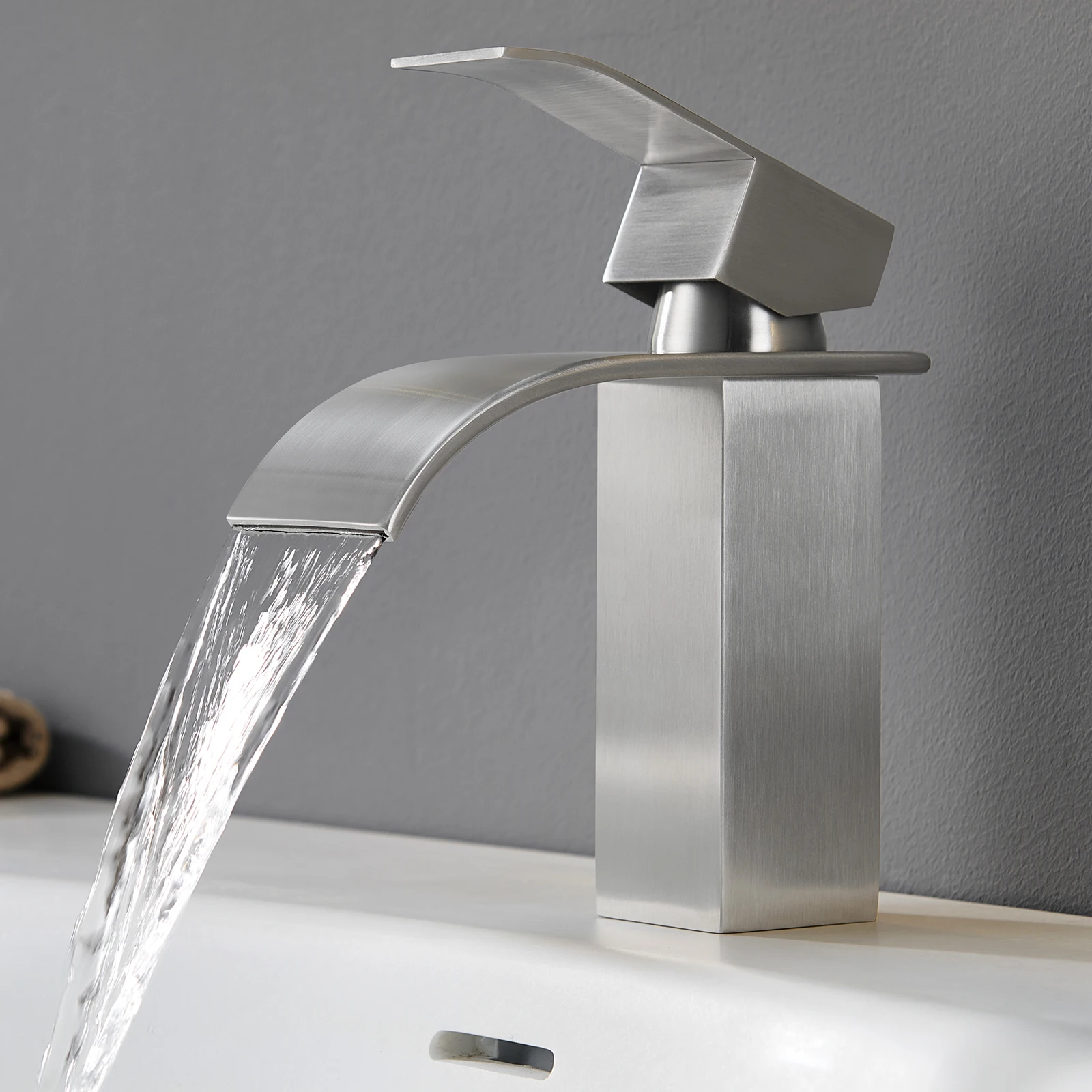 Rubinetto moderno, miscelatore per lavabo cromato S, rubinetto in acciaio inox, rubinetto a cascata per lavabo, miscelatore per bagno