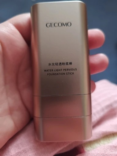 Light and Moist Hydrating Foundation, Natural-Looking, Moisturizing, Shiny, Thin and Lightweight, Double-Headed Makeup Foundation That Rotates for Easy Use, with Its Own Brush, Waterproof, Easy to Apply Makeup, and Easy for Beginners to Use. photo review