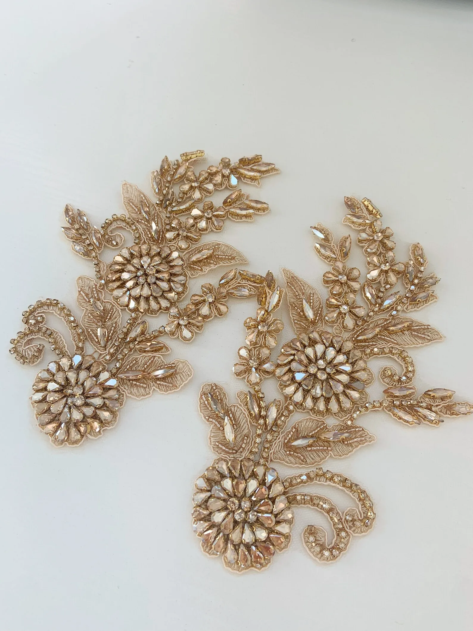 

Французская аппликация с 3D цветочными элементами, ручной работы, для декора лифов платьев, аппликация с камнями для кутюр и свадебных нарядов.