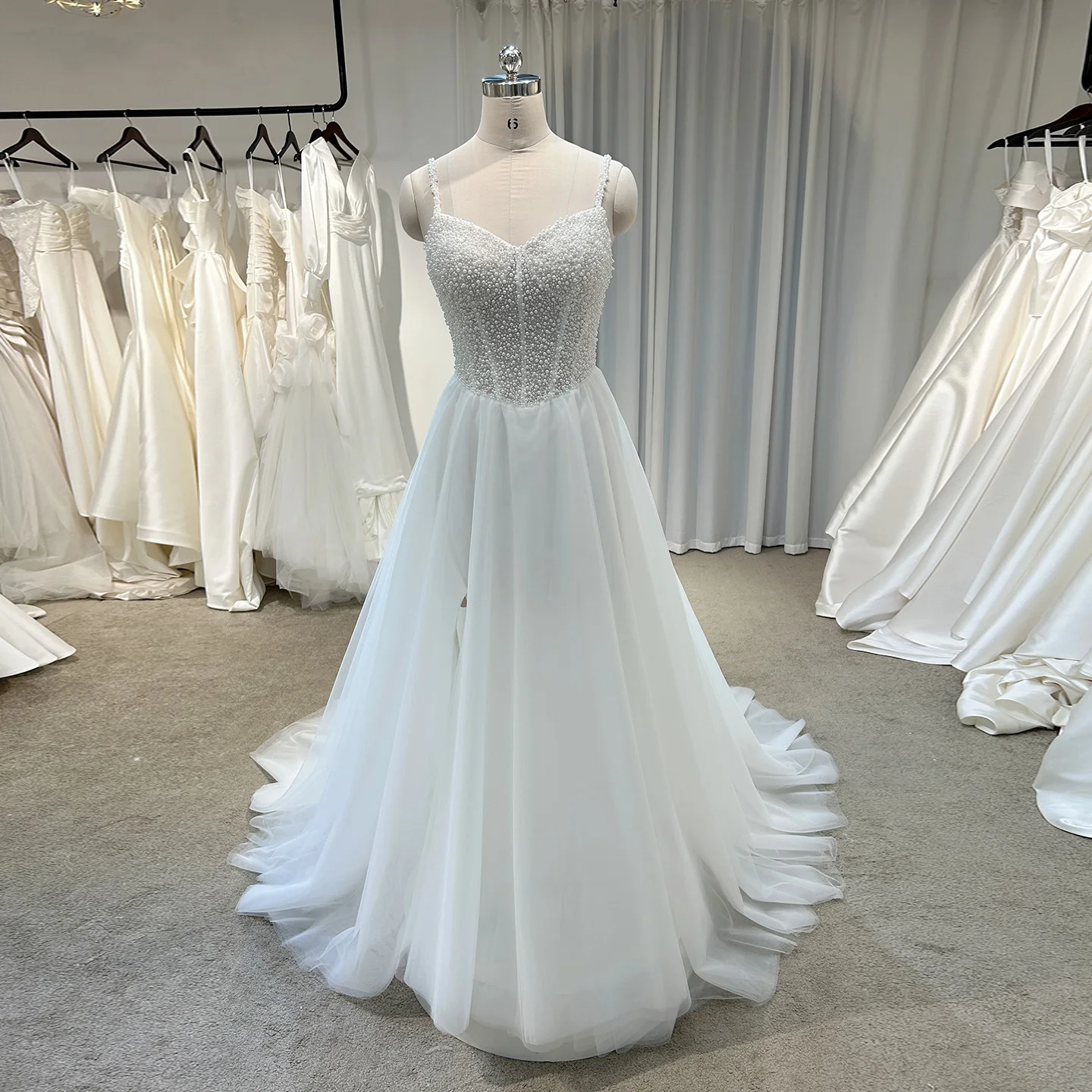 

Sharon Said 2025 Простые свадебные платья трапециевидной формы из тюля с белым жемчугом Романтические свадебные платья со шлейфом в форме сердца AM022 по индивидуальному заказу