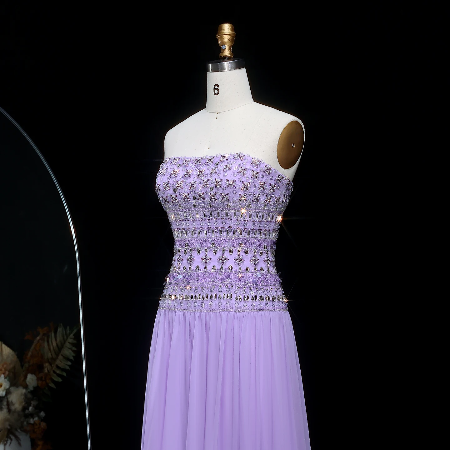 Sharon Said Funkelndes Fliederfarbenes Perlenbesetztes Plissiertes Chiffon-Abendkleid mit Fließendem Schal Dubai Saudi Hochzeitsfeier SS539 Maßanfertigung – Detail 11