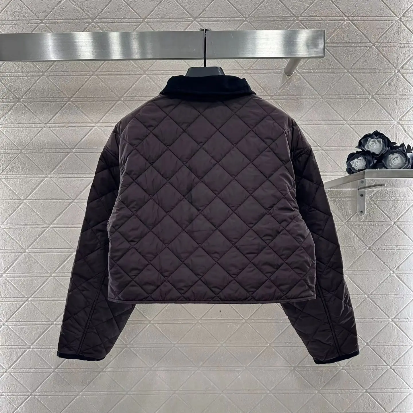 

Новое поступление 2025 года, хлопковая куртка с коротким вельветовым воротником, изготовленная из ветрозащитного и водонепроницаемого нейлонового материала, легкая и теплая