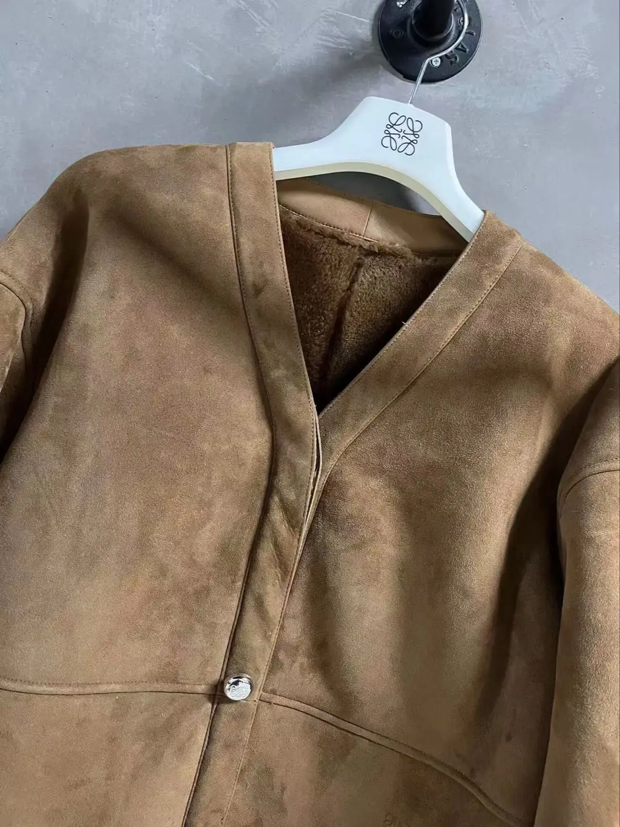 Chaqueta clásica de piel de ante con cuello en V de alta calidad.