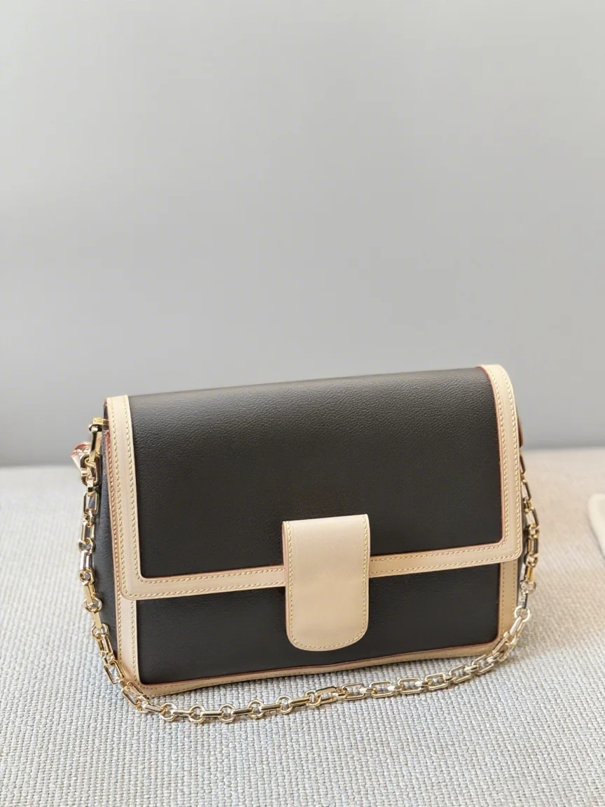 

2025 Новый размер: 30x21 см. Модные универсальные сумки из кожи вишни. Портативные можно носить на плече без коробок.