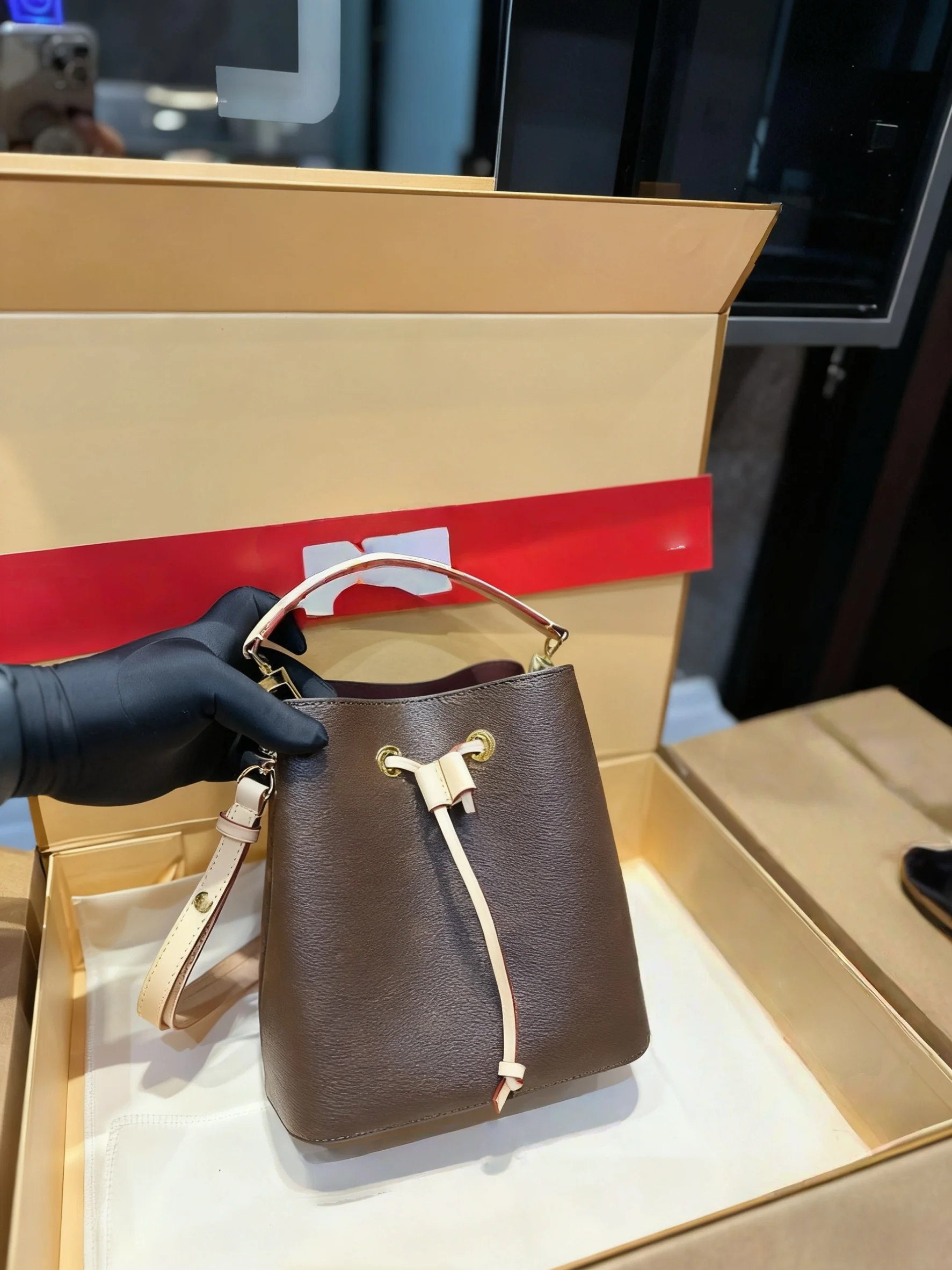 

2025 New SIZE: 20 CM Fashionable Versatile bags leather cherry Portable can be carried on the shoulder no boxes