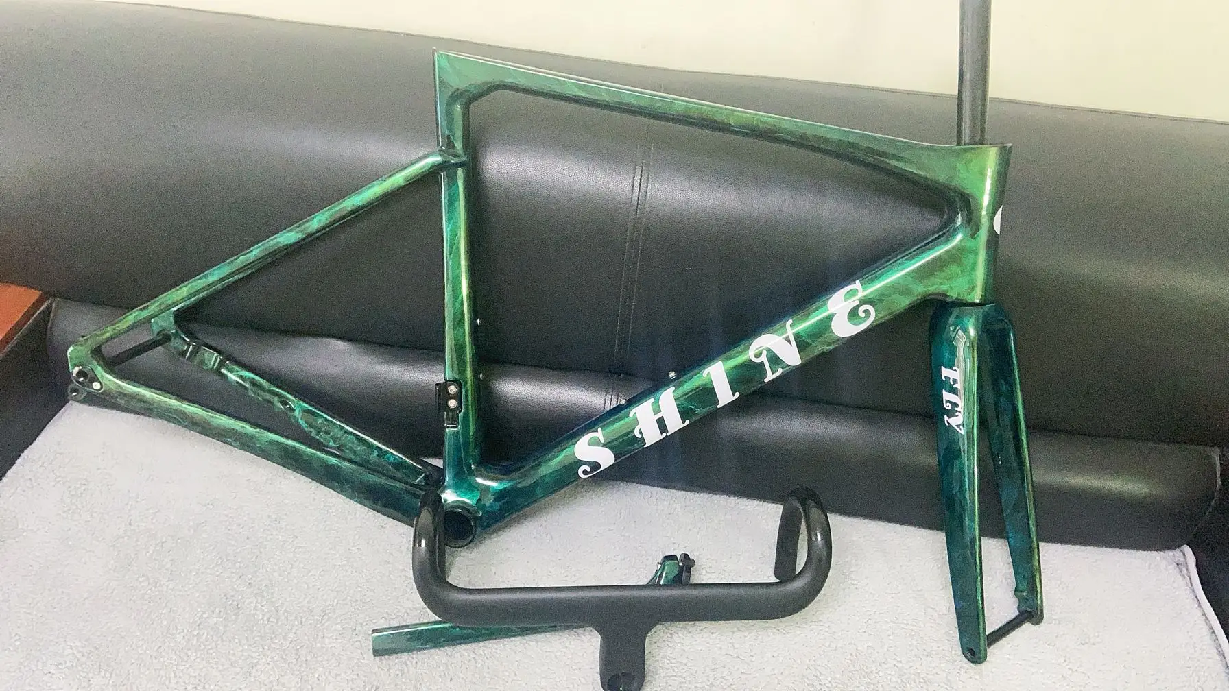 

2024 Style full carbon bike frame T1000 disc cycling framework custom paint logos and color made in china 50-58cm