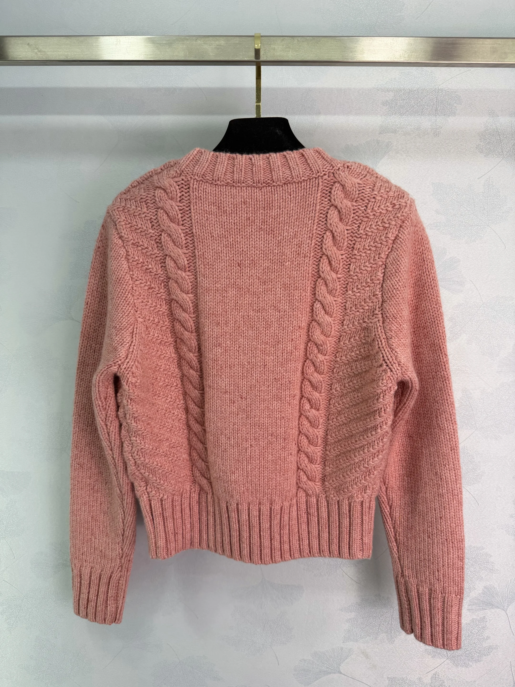 

Women's Pink Crew Neck Cable Knit Sweater - 3D Texture Emblem Detail Slim Fit Casual Pullover Top