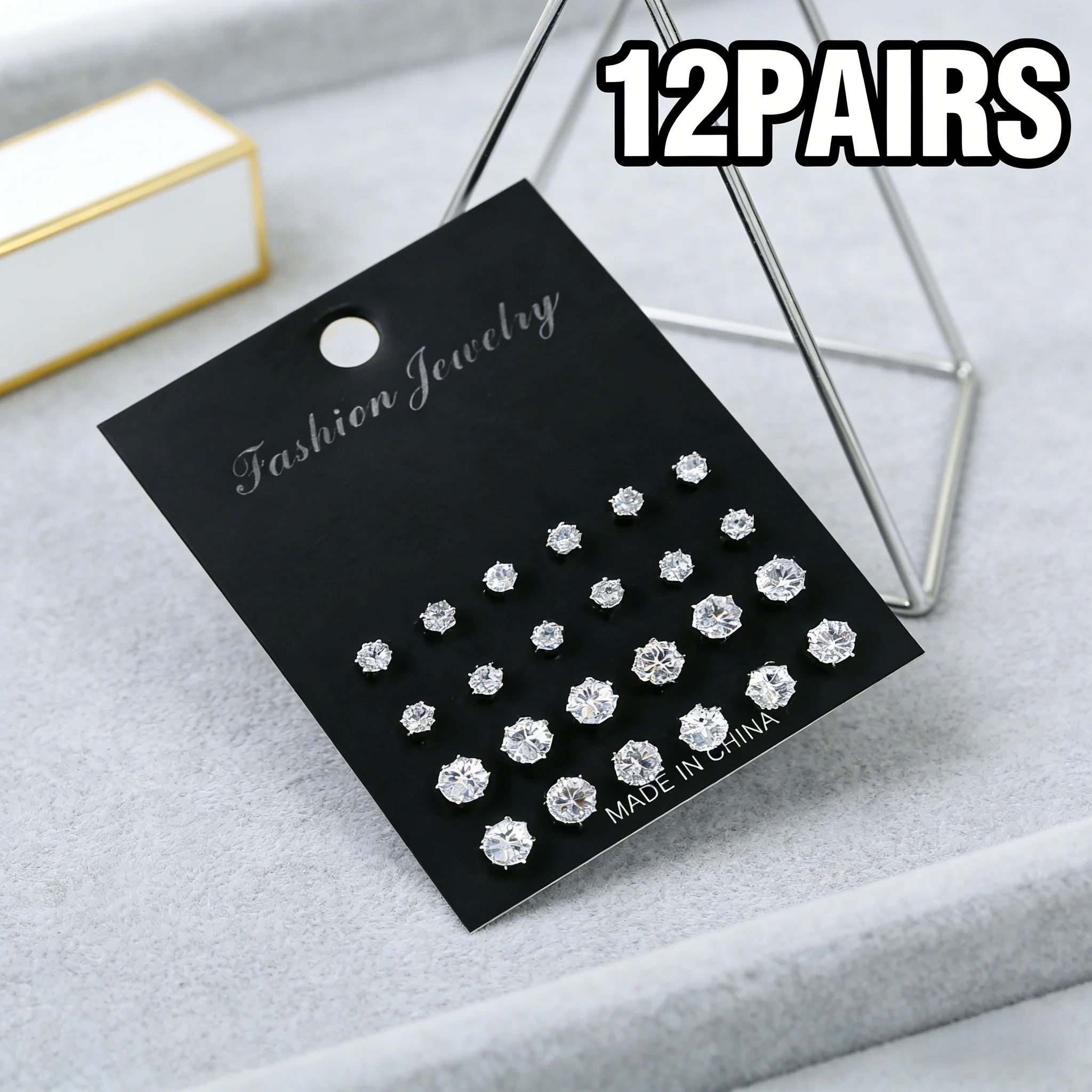 12 pares de este juego de aretes de doce pares a granel ofrece tachuelas versátiles minimalistas, hipoalergénicas para una elegancia todos los días.