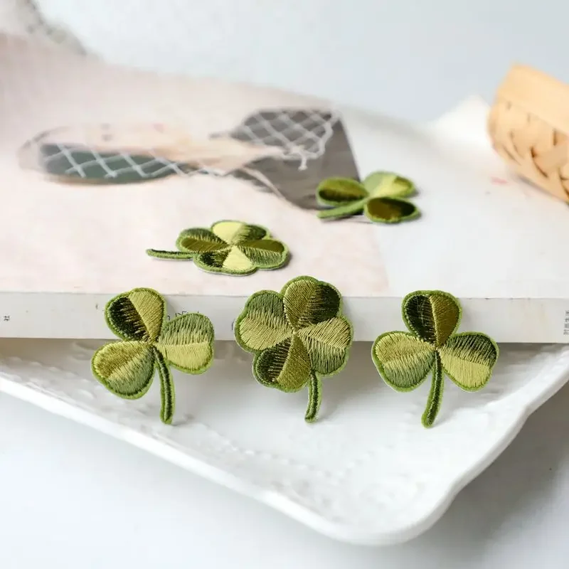 10 sztuk/partia Zielona Naklejka Koniczyna na Ubrania Termo Naklejki Aplikacje Naprasowanki na Dżinsy Torby Koszule DIY — zdjęcie 2