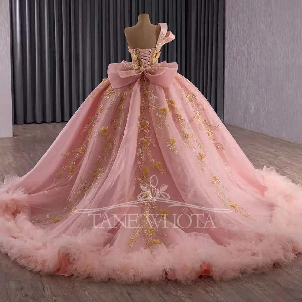 فستان Vestido Quinceañera 2025 فاخر بكتف واحد مزين بالترتر والدانتيل الوردي على شكل كرة زهرة Quinceanera