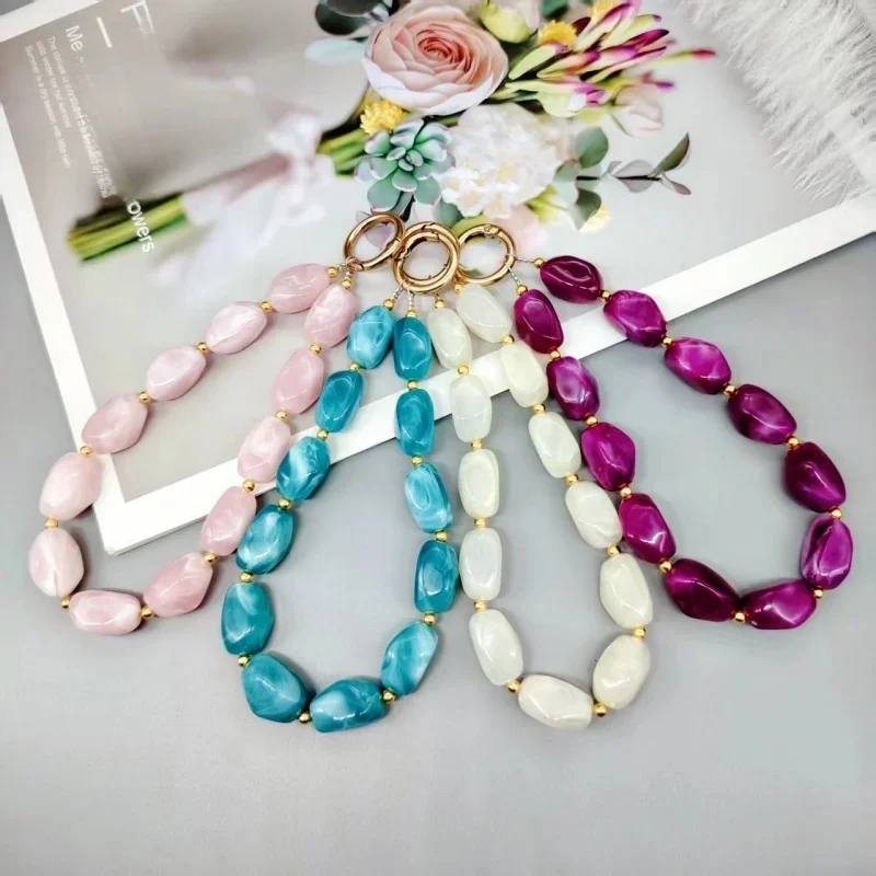 Cadeaux de fête de festival, donner des perles colorées en forme d'amis, des chaînes suspendues, des sacs, des porte-clés, des coques de téléphone, des pendentifs