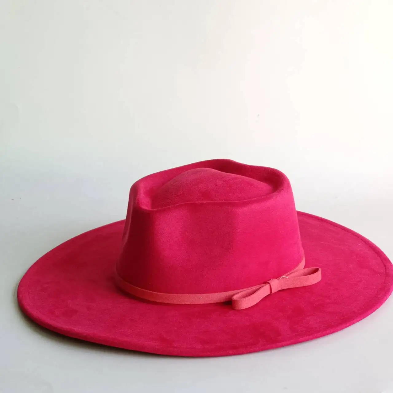 

Classic heart-shaped felt hat -with suede bow accessory unisex suitable for everyday wear and outdooractivitieschapeauhomme luxe