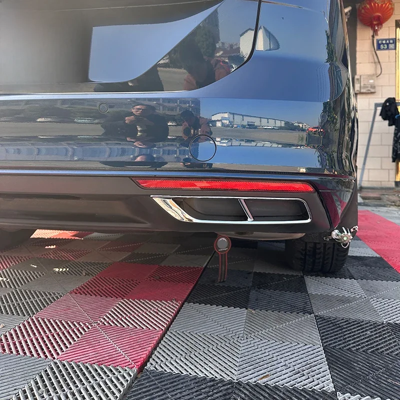 Chromowana listwa dekoracyjna do stylizacji samochodu, przeznaczona do VW Passat B8.5 (roczniki 2020, 2021, 2022, 2023), elementy zewnętrzne do dekoracji tylnej części, wokół wylotu spalin. — 2