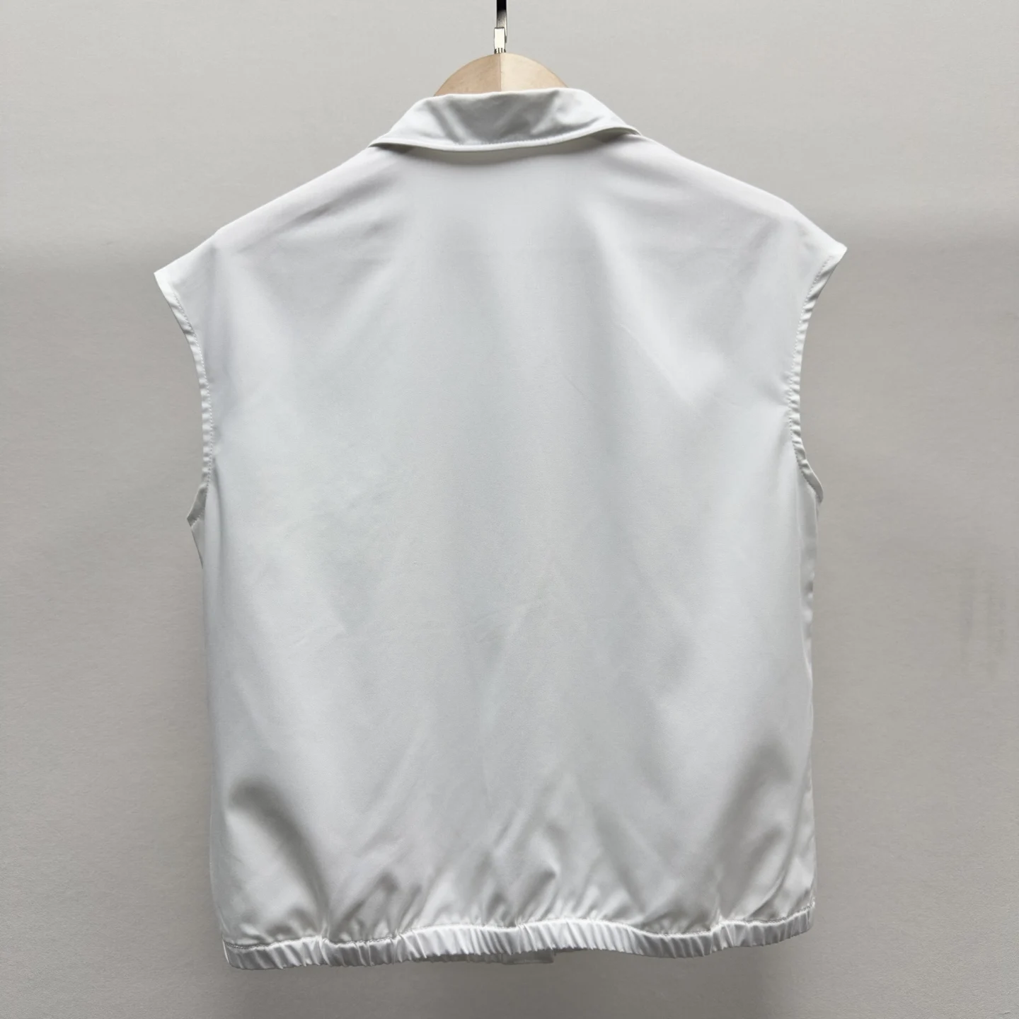 

2025 Spring/Summer New Sleeveless V-neck Shirt 135