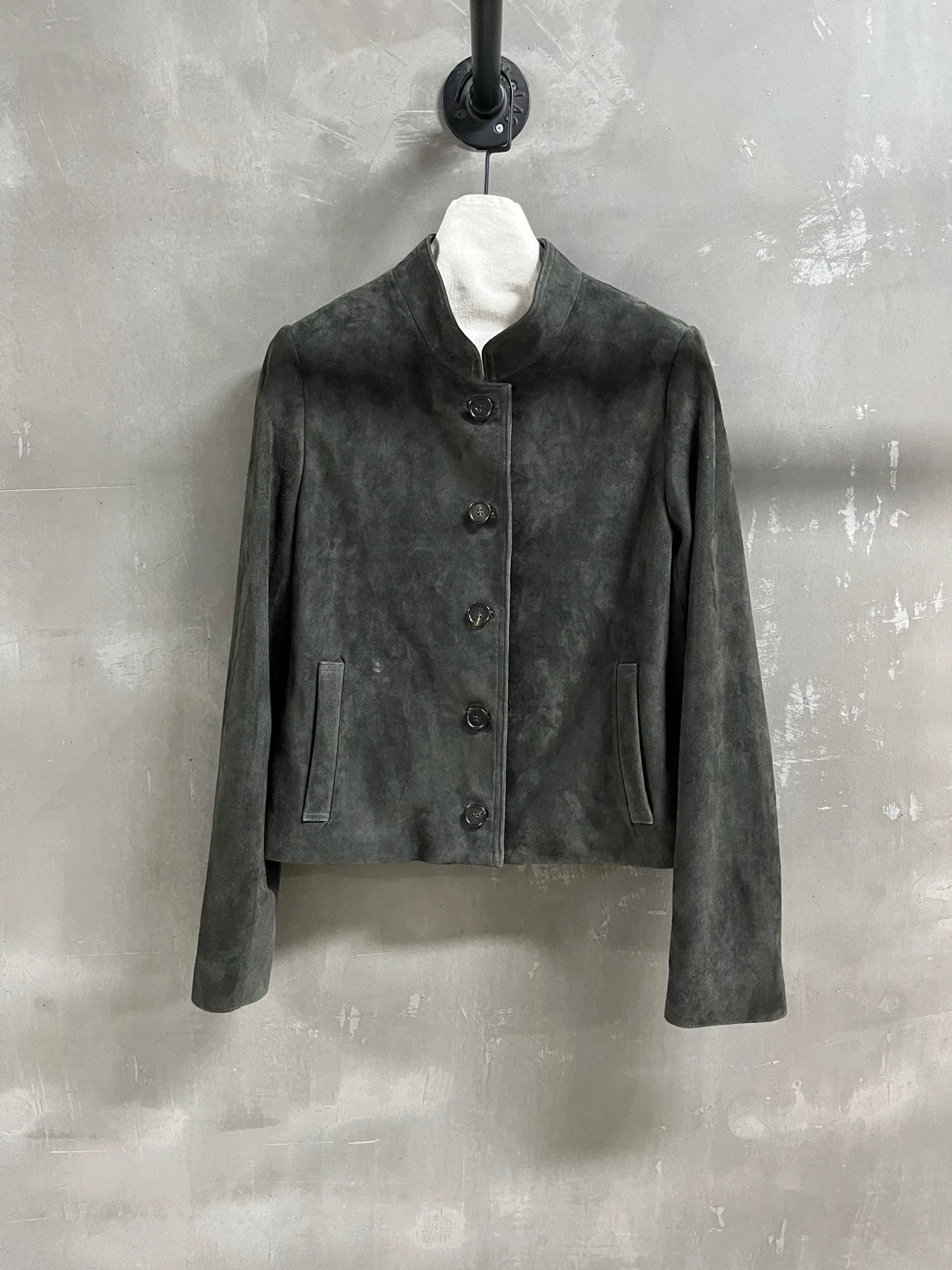 Jesienna damska kurtka z prawdziwego zamszu w jednolitym kolorze, modna i codzienna.