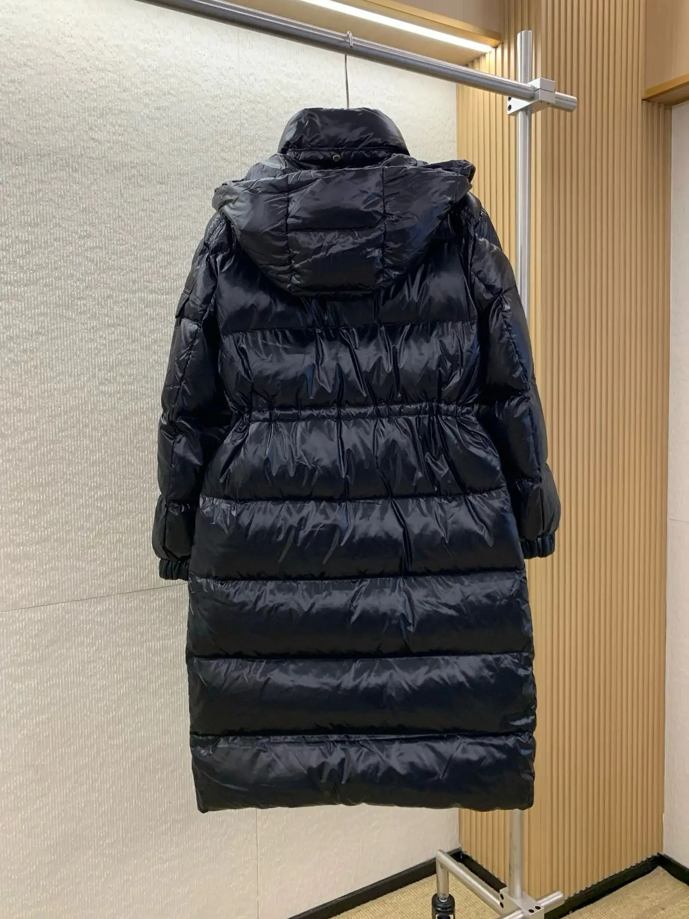 เสื้อแจ็คเก็ตขนเป็ดยาวสำหรับผู้หญิง ดีไซน์หรูหรา ผิวมันเงา เหมาะสำหรับฤดูหนาว