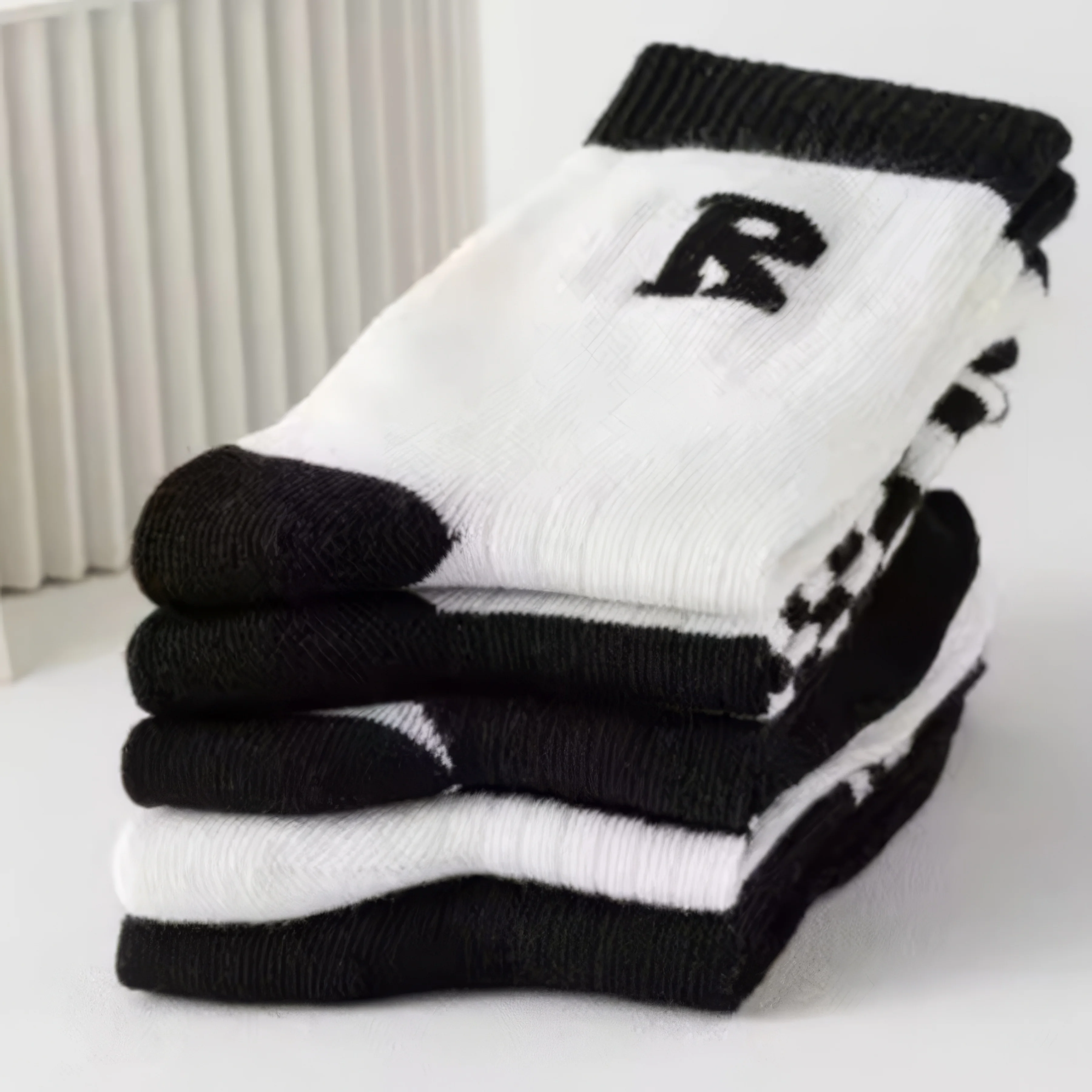 5 Paar weiche und bequeme schwarz-weiß gestreifte Socken, schmale Passform und atmungsaktiv im Sommer, geeignet für Outdoor-Bekleidung