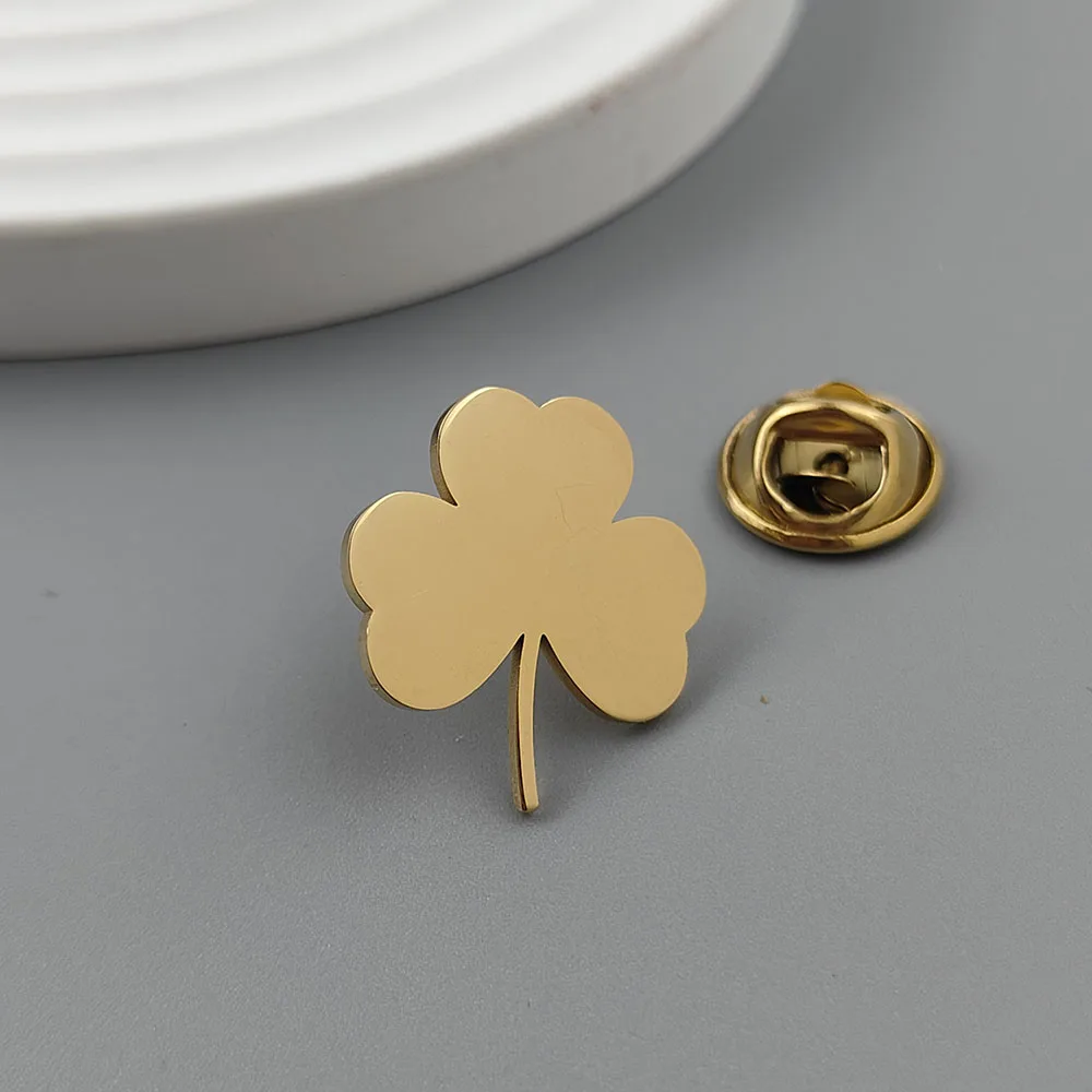 Insignia chapada en oro de acero inoxidable de trébol estilo punk a la moda, pin para cuello de traje de hombre, traje con broche de plata, joyería de boda