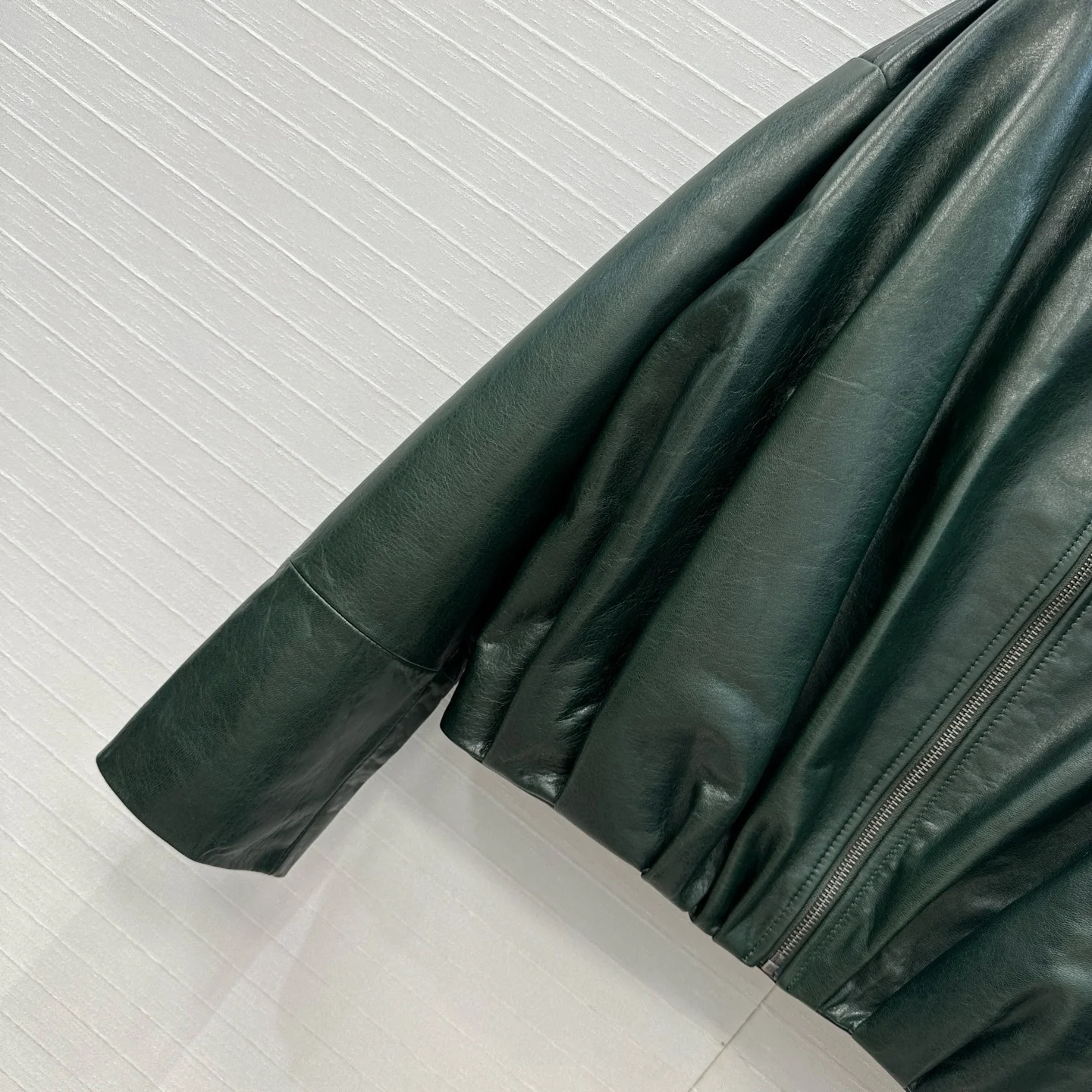 Grüne Lederjacke, kurz, 100 % Schaffell, asymmetrisches Falten-Design, lässige, hochwertige, modische Oberbekleidung