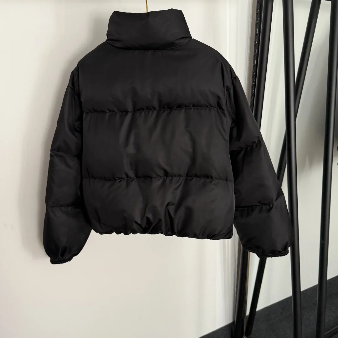 เสื้อแจ็คเก็ตขนเป็ดแขนยาวสีดำแบบสั้น คอตั้งอเนกประสงค์ สีพื้น มีซิปและกระเป๋าคู่ พร้อมแถบโลโก้สำหรับผู้หญิง รุ่นใหม่ ปี 2025