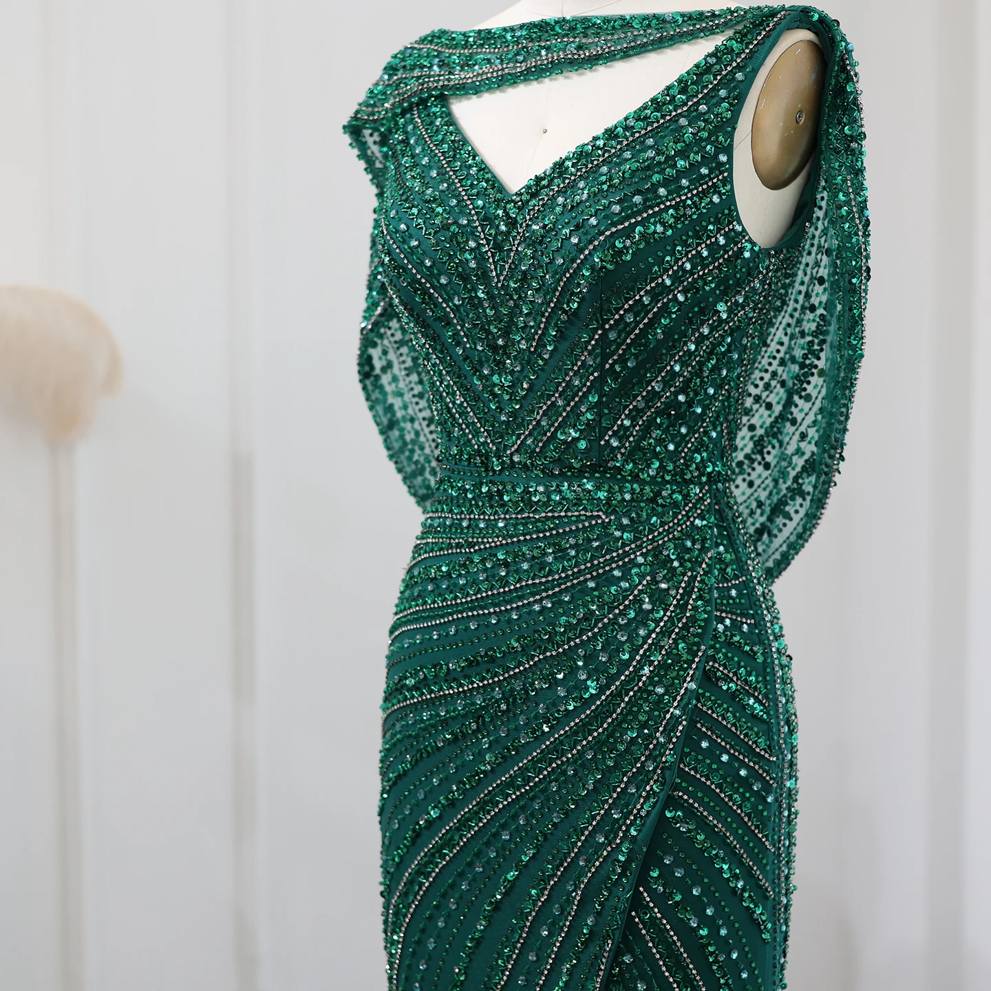 Sharon Said Luxuriöses Silbernes Meerjungfrauenkleid für Hochzeitsfeier mit Cape, Perlenbesetztes Schlitz-Abendkleid SS035 Maßanfertigung – Detail 30