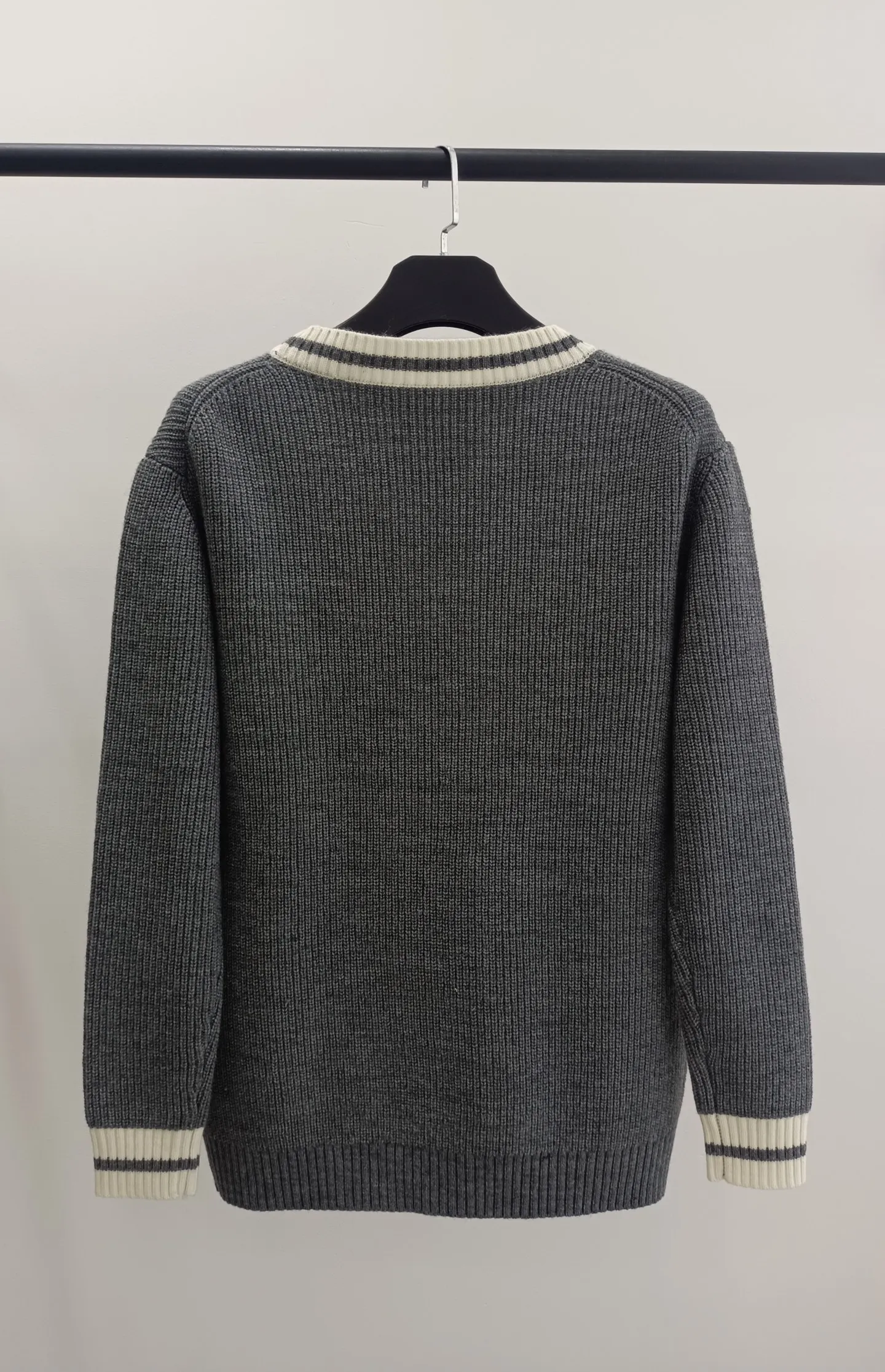 

2025 Autumn/Winter New Design Women's V-neck Wool Knitted Cardigan