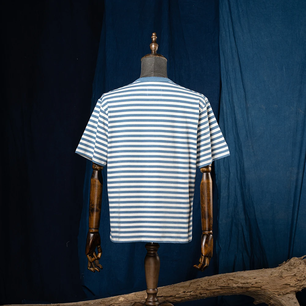 This vintage striped short-sleeved shirt with a Henry collar design is not as formal as a Polo shirt, but it is also more tough