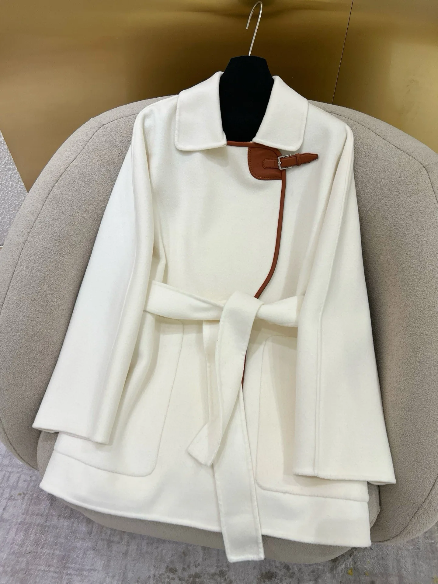 

Элегантное однотонное женское пальто средней длины из 100% кашемира