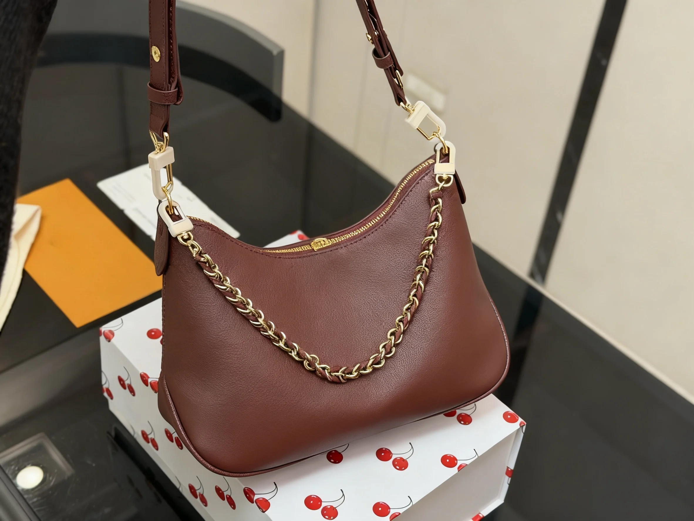 

2025 Новый РАЗМЕР: 29x16 СМ Модные универсальные сумки из кожи вишни Портативные можно носить на плече без коробок