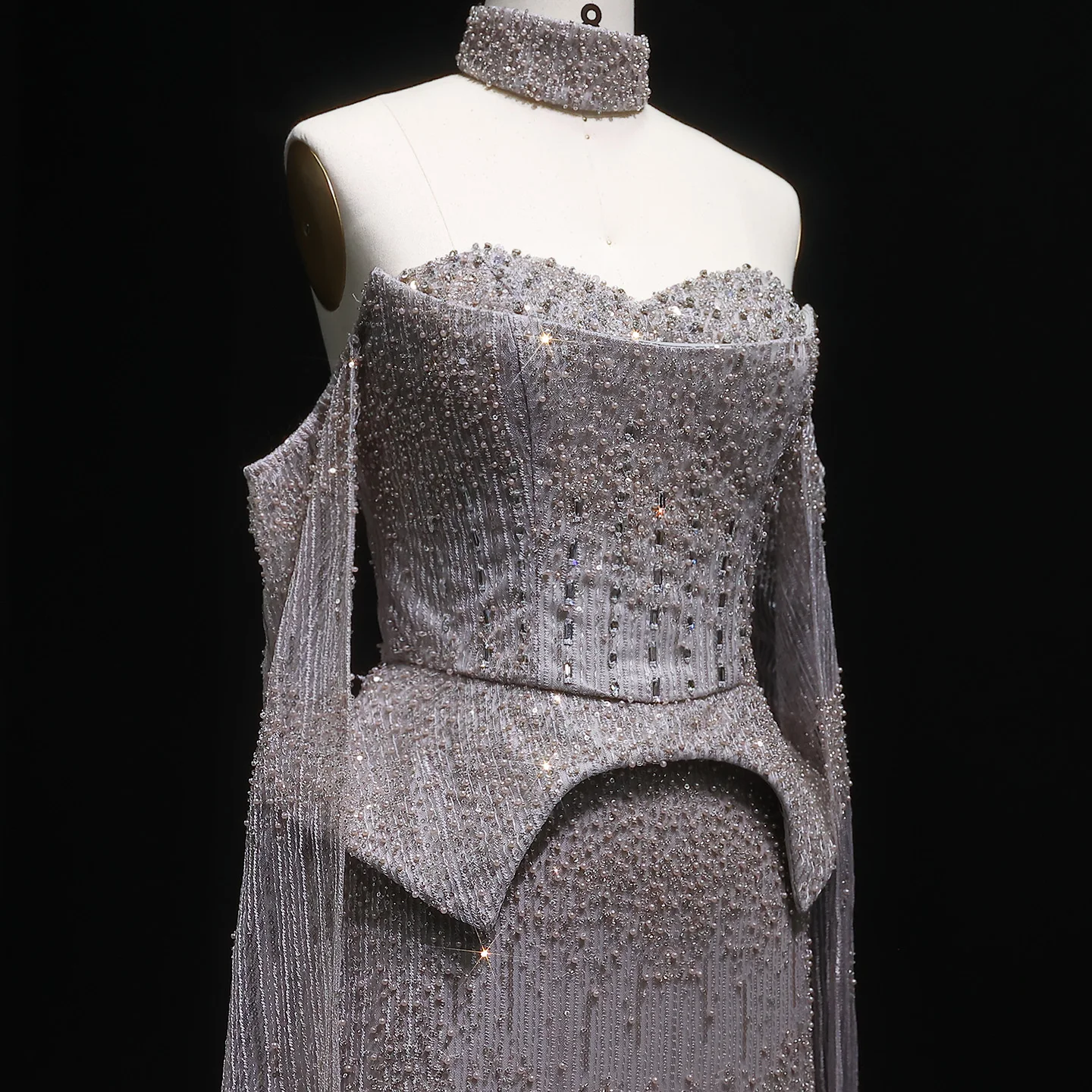 Sharon Said Luxuriöses graues Kristall-Abendkleid mit fließenden Ärmeln 2026 Elegantes schulterfreies Hochzeitskleid SS558 Maßanfertigung – Detail 16