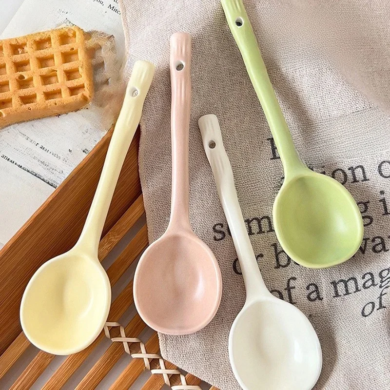 Cuillère à soupe d'esprit ère en porcelaine, louche légère, cuillère en céramique, louche à manger à long manche, niveau d'apparence élevé, document linguistique