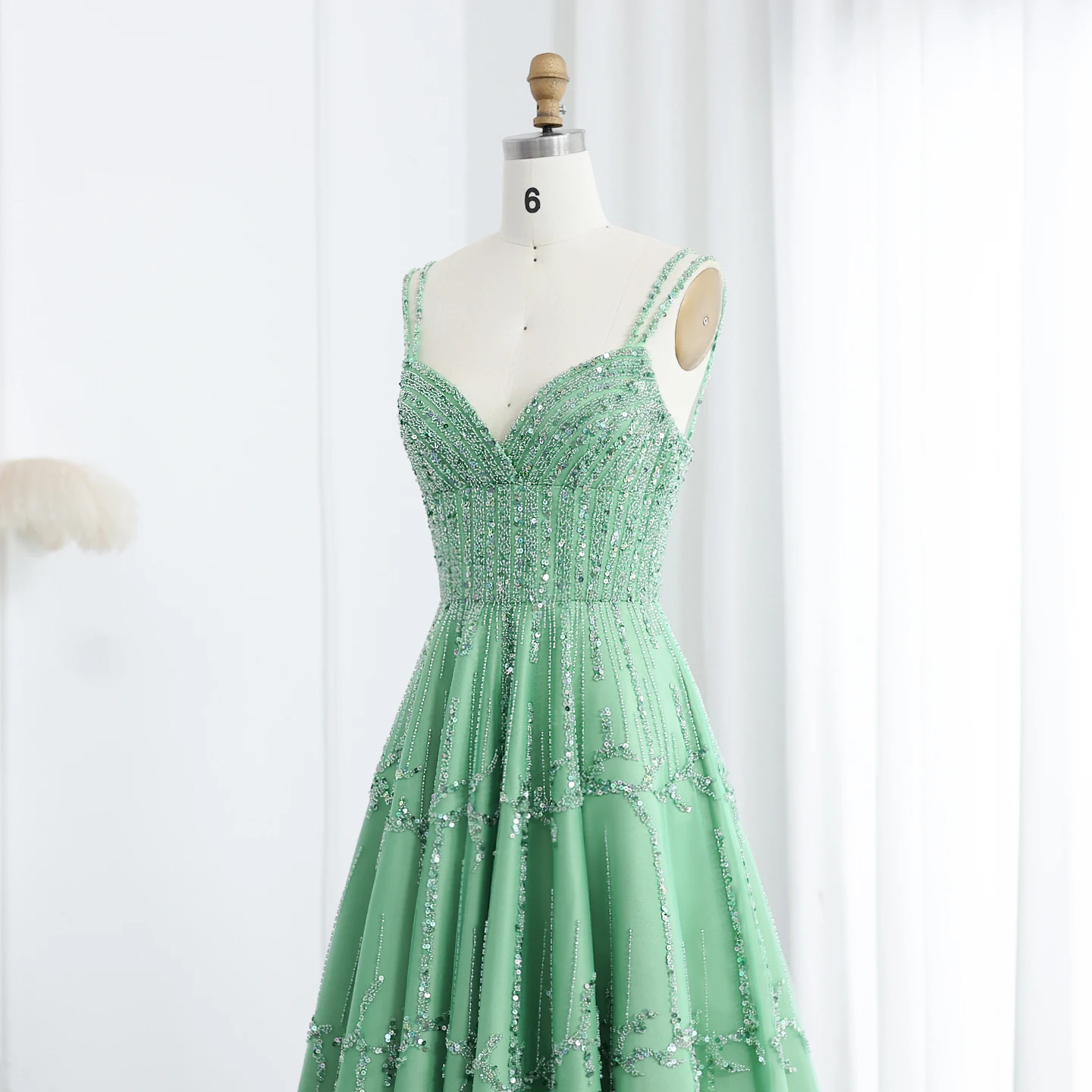Sharon Said Luxuriöses, perlenbesetztes, grünes, elegantes Abendkleid im Spaghetti-Stil für die Hochzeitsfeier der Frauen in Dubai 2026, SS225, maßgeschneidert. – Detail 13