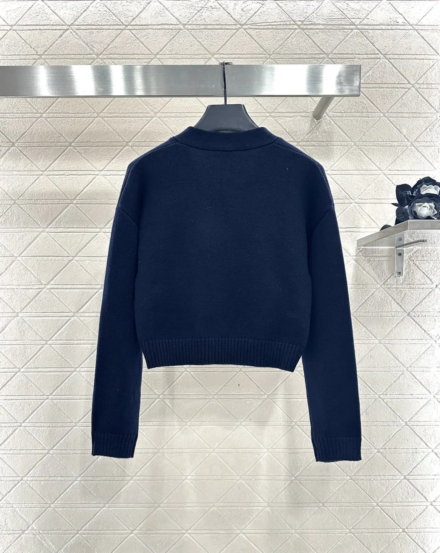 

Осенняя осень 2025г! Женский однотонный вязаный кардиган с буквенным принтом — с длинными рукавами, уютная мягкая ткань, идеально подходит для повседневных прогулок и