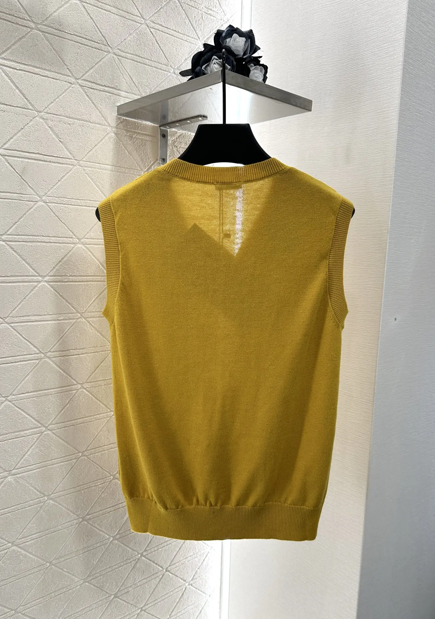 

2025 New Lingge Knitted Vest Soft and Comfortable Vest V-neck Academic Style 325