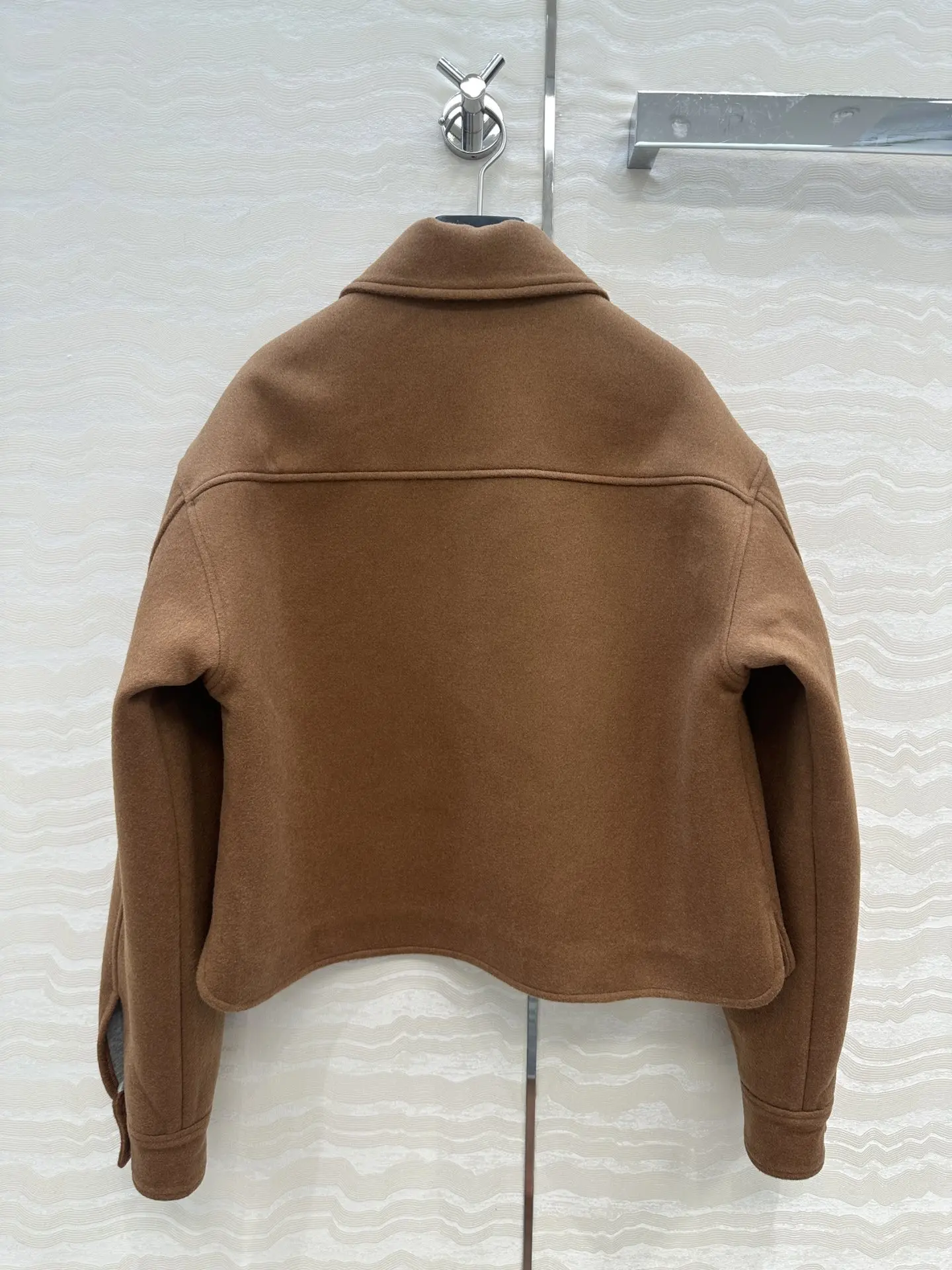 

Шерстяная куртка осень/зима 2025 года со свободным воротником и вышитыми буквами 37