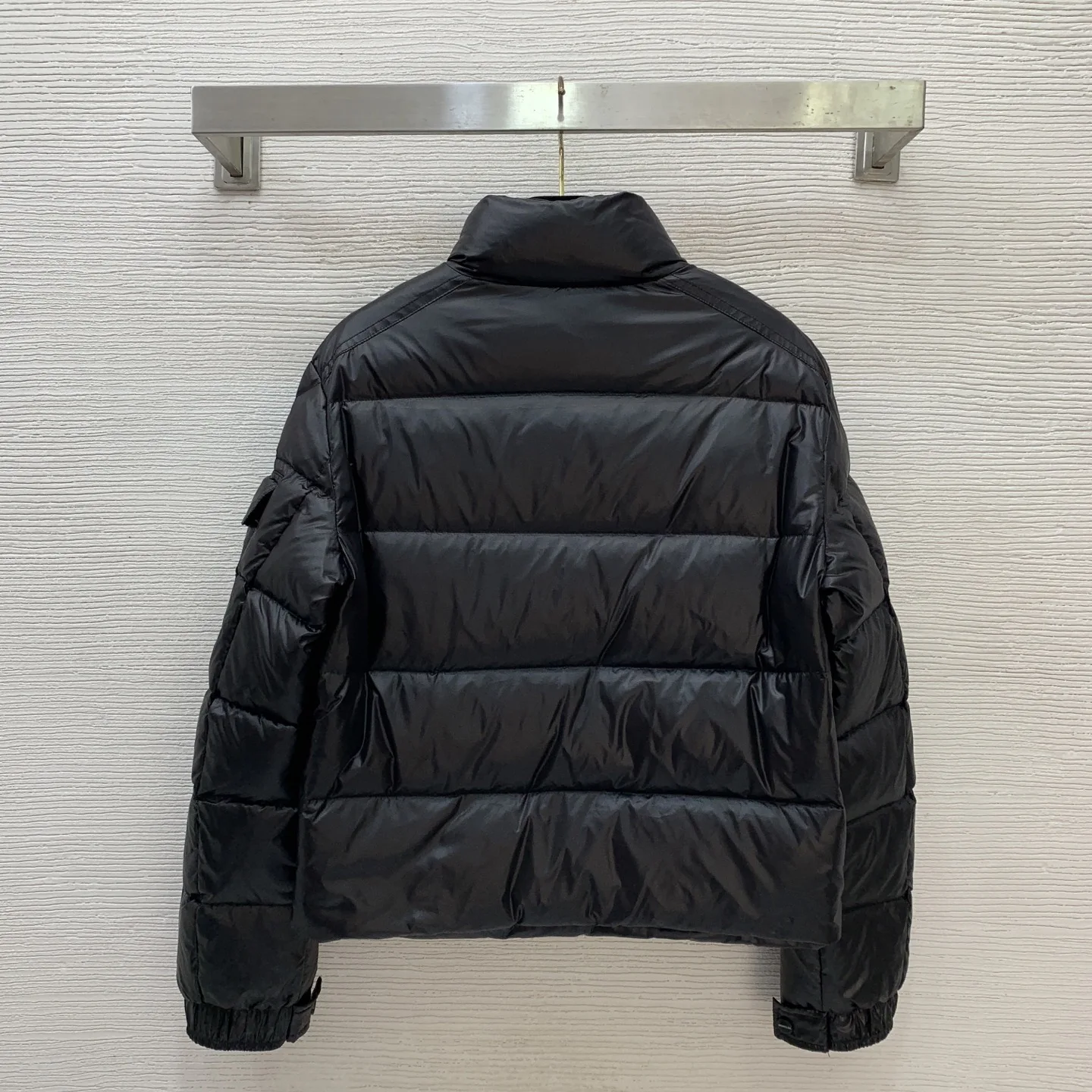 เสื้อแจ็คเก็ตผู้หญิงแบบใหม่ปี 2025 แจ็คเก็ตขนเป็ดสีขาวแบบหนา มีปกตั้ง สไตล์เบรดแจ็คเก็ต มีกระเป๋าแบบฝาปิด