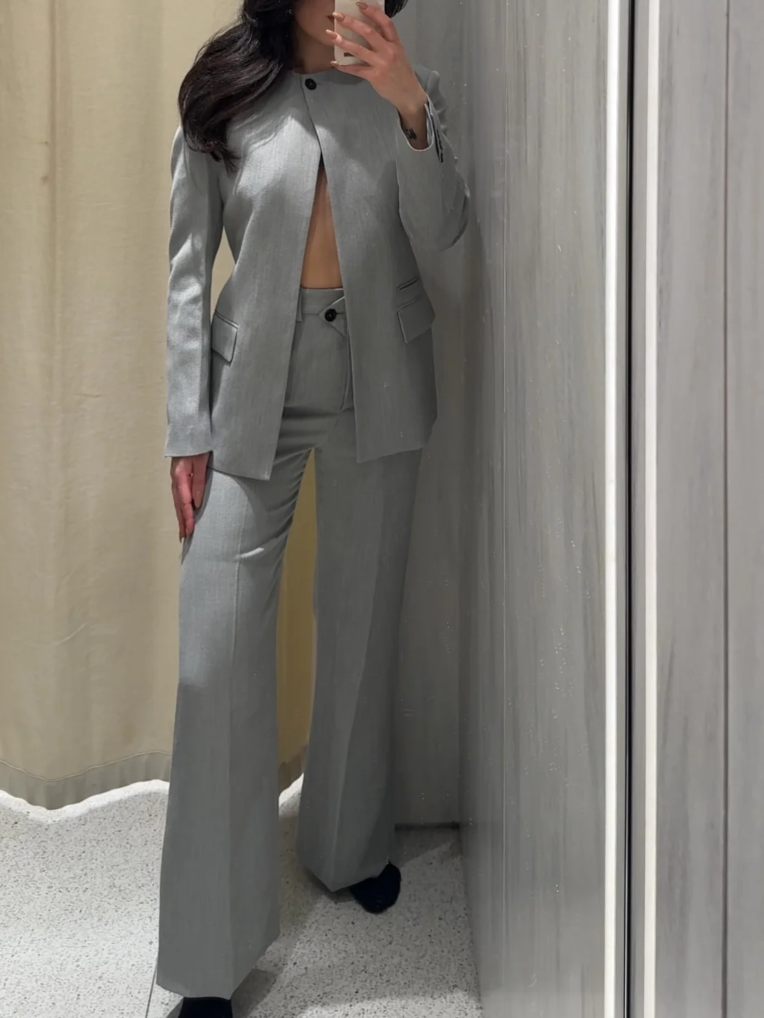 

Элегантный серый женский костюм-двойка: пиджак на одной пуговице и брюки с широкими штанинами для офиса, деловой стиль, приталенный крой