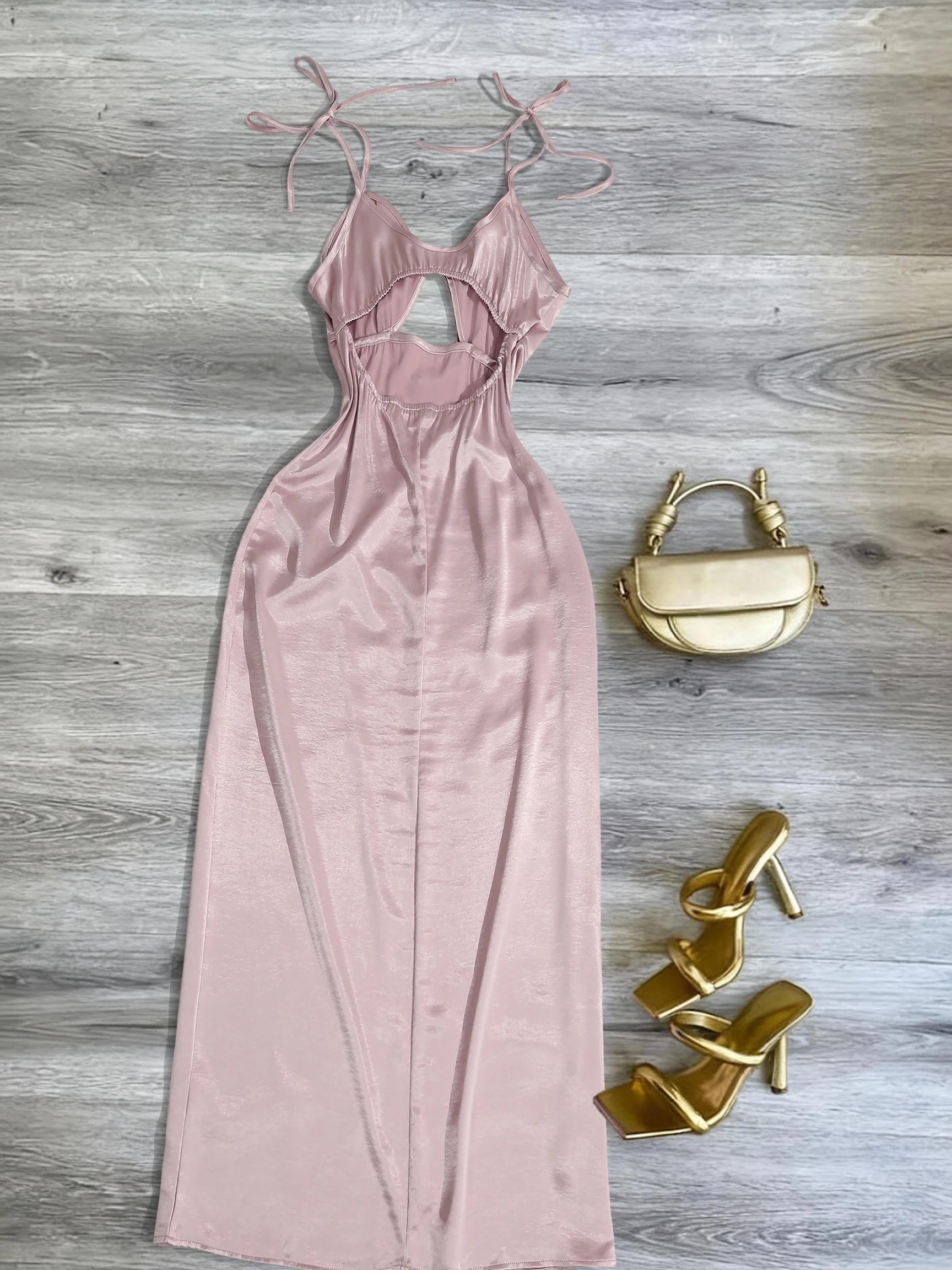 핑크 새틴 스파게티 스트랩 컷아웃 슬림핏 맥시 드레스, 우아한 핑크 새틴 텍스처드 스킨 베어링 맥시 드레스