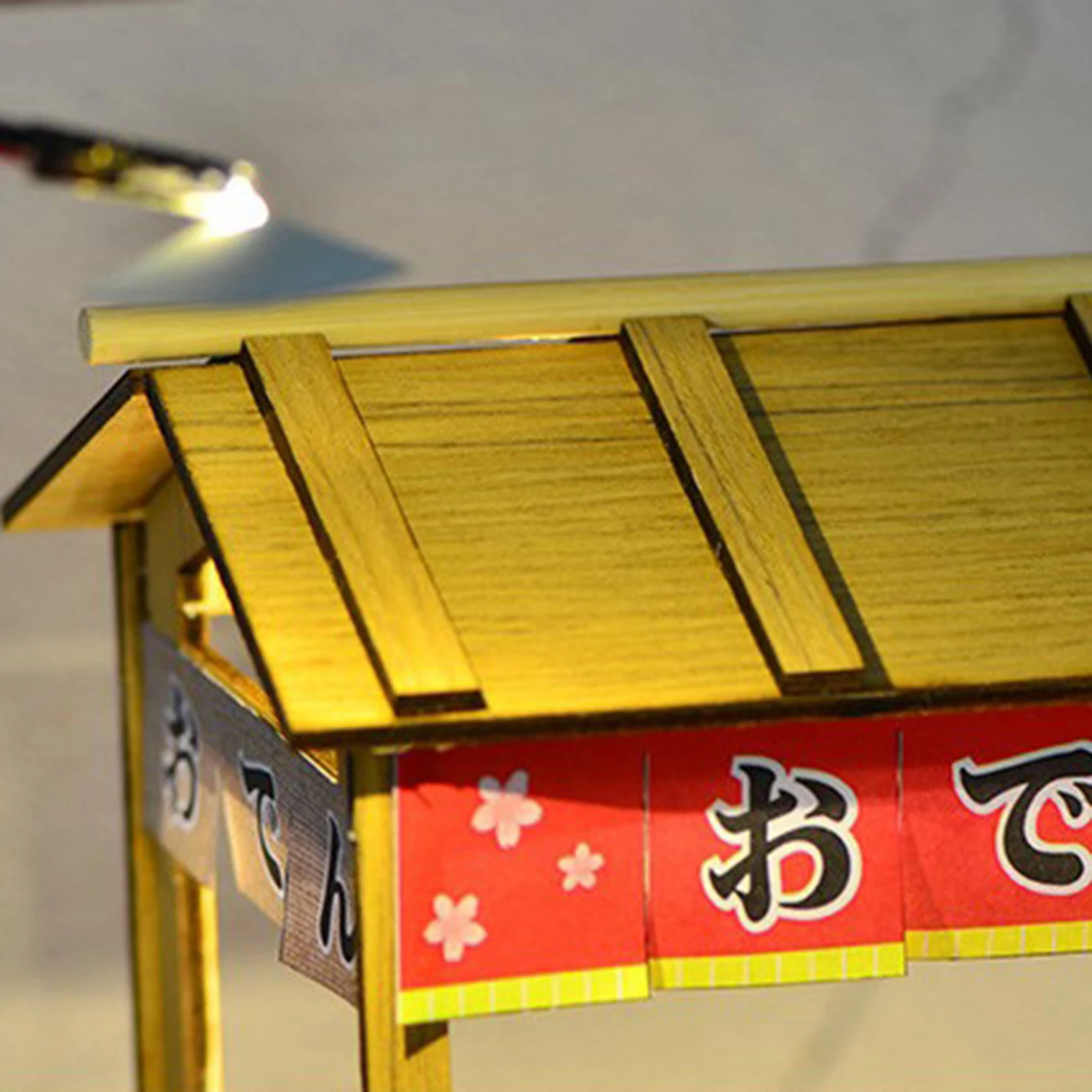 Drewniany domek dla lalek 3D Japoński sklep z sushi Miniaturowy zestaw dla lalek z meblami, skala 1:24 DIY Stojak z zabawkami LED