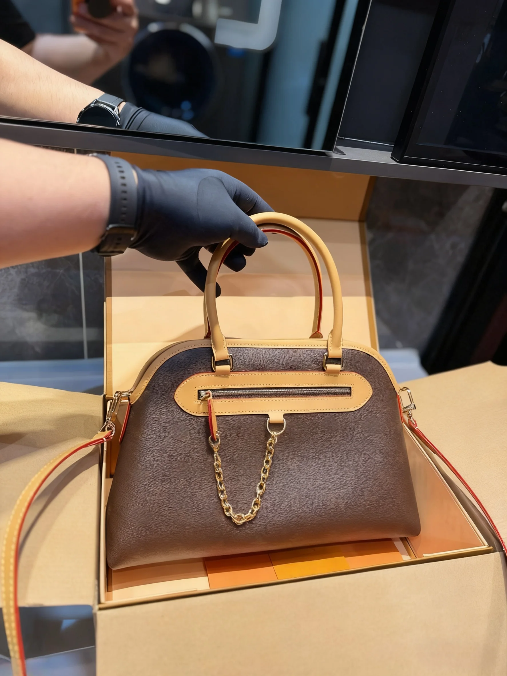 

2025 New SIZE: 35 CM Fashionable Versatile bags leather cherry Portable can be carried on the shoulder no boxes