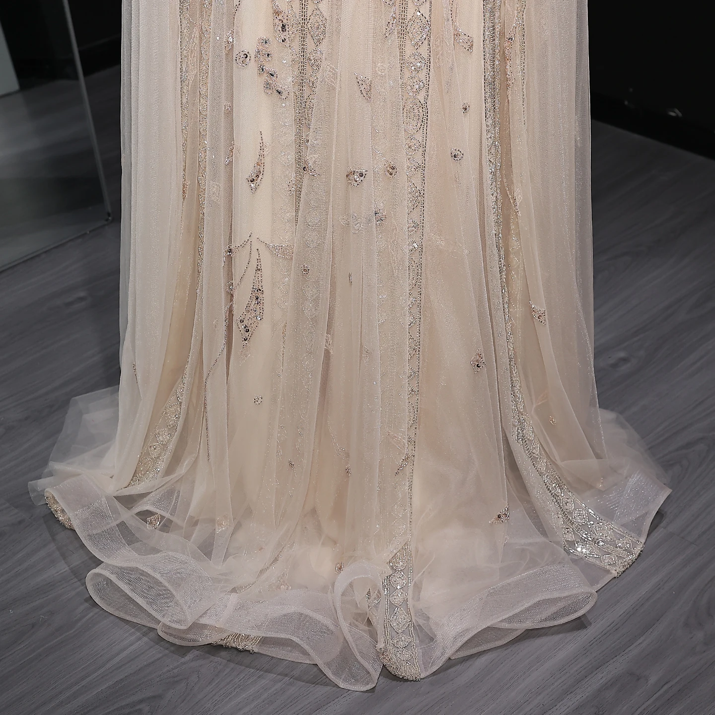 Sharon Said Elegantes Dubai Nude Arabisches Abendkleid mit Cape-Ärmeln Choker Weinrot Hochzeitsfeierkleider SS543 Maßanfertigung – Detail 17