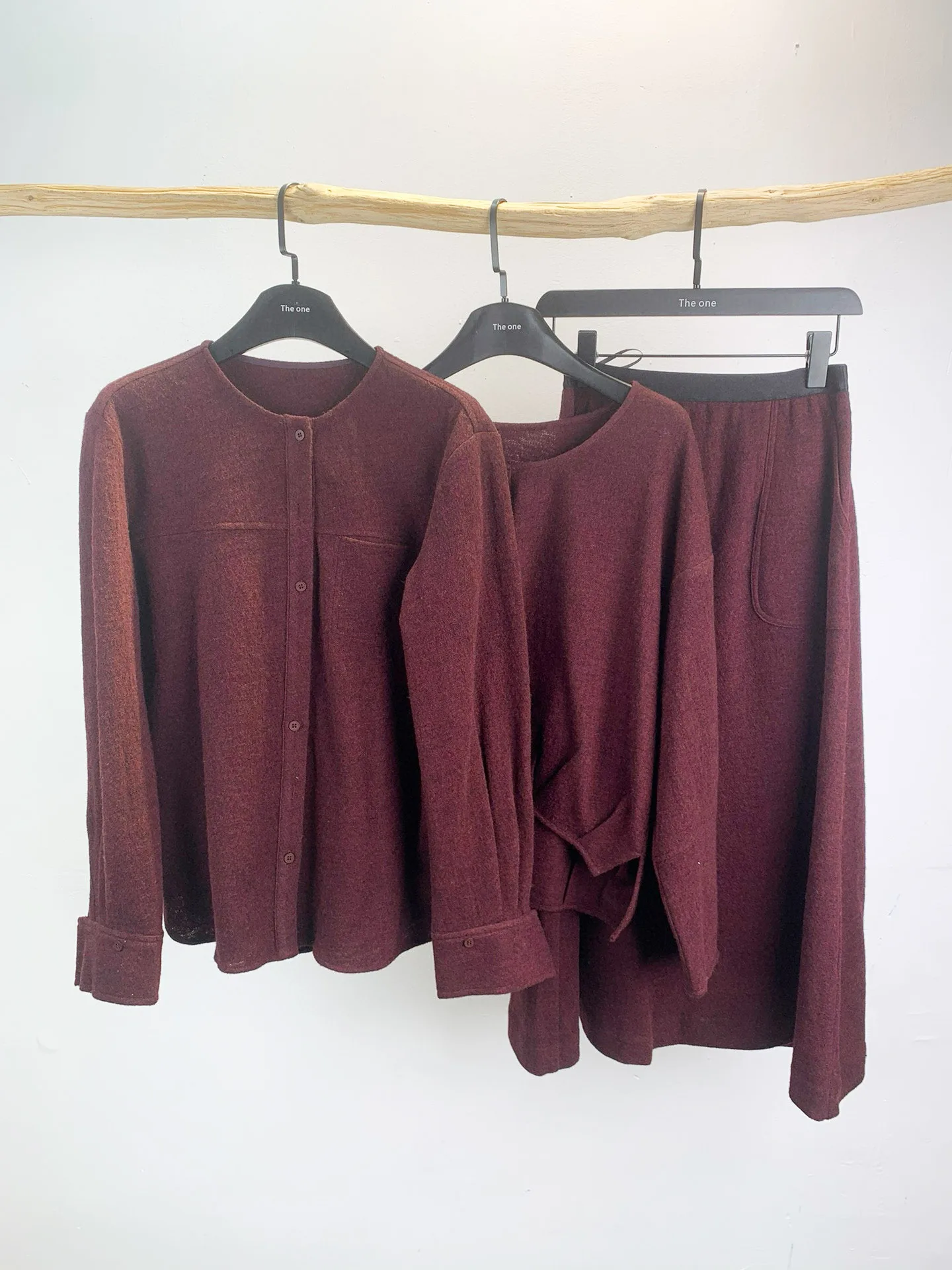 

Элегантный минималистичный женский костюм-тройка из шерсти и хлопка.