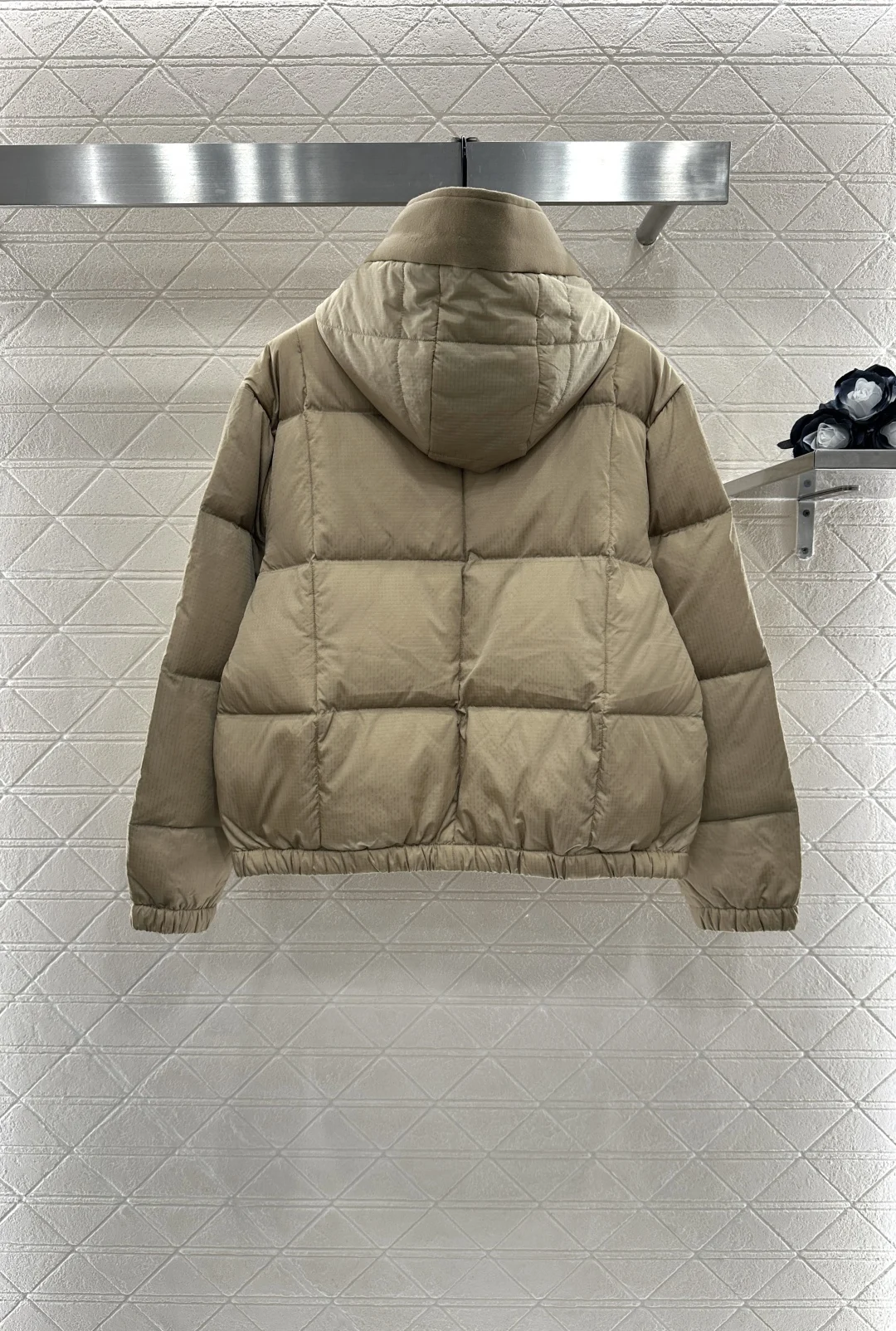 

2025 Winter Women's Down Jacket Windproof and Waterproof Nylon Material Warm Hooded Drawstring Down Jacket