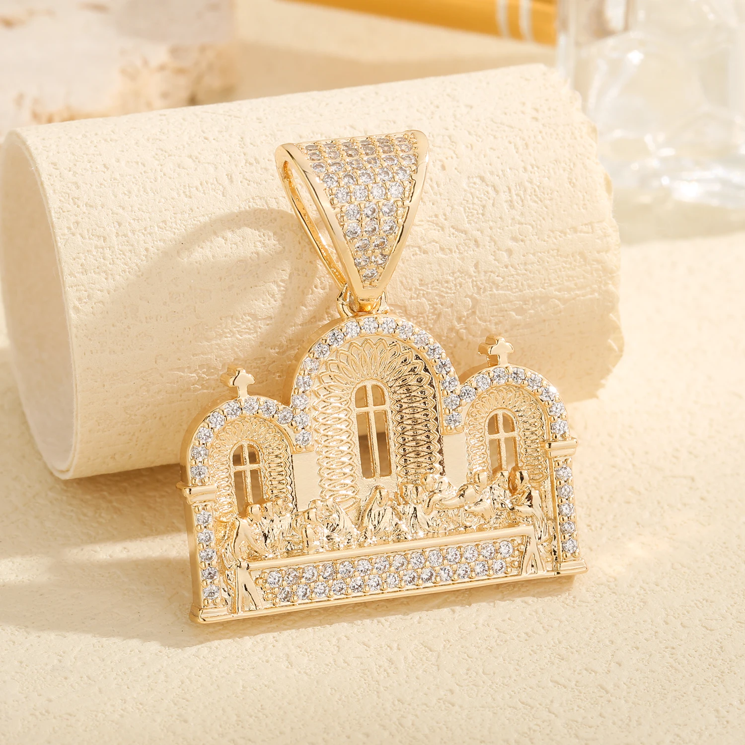 Christian hip-hop pendant, 14g gold-plated white zircon church pattern pendant design, 13g (chain not included).