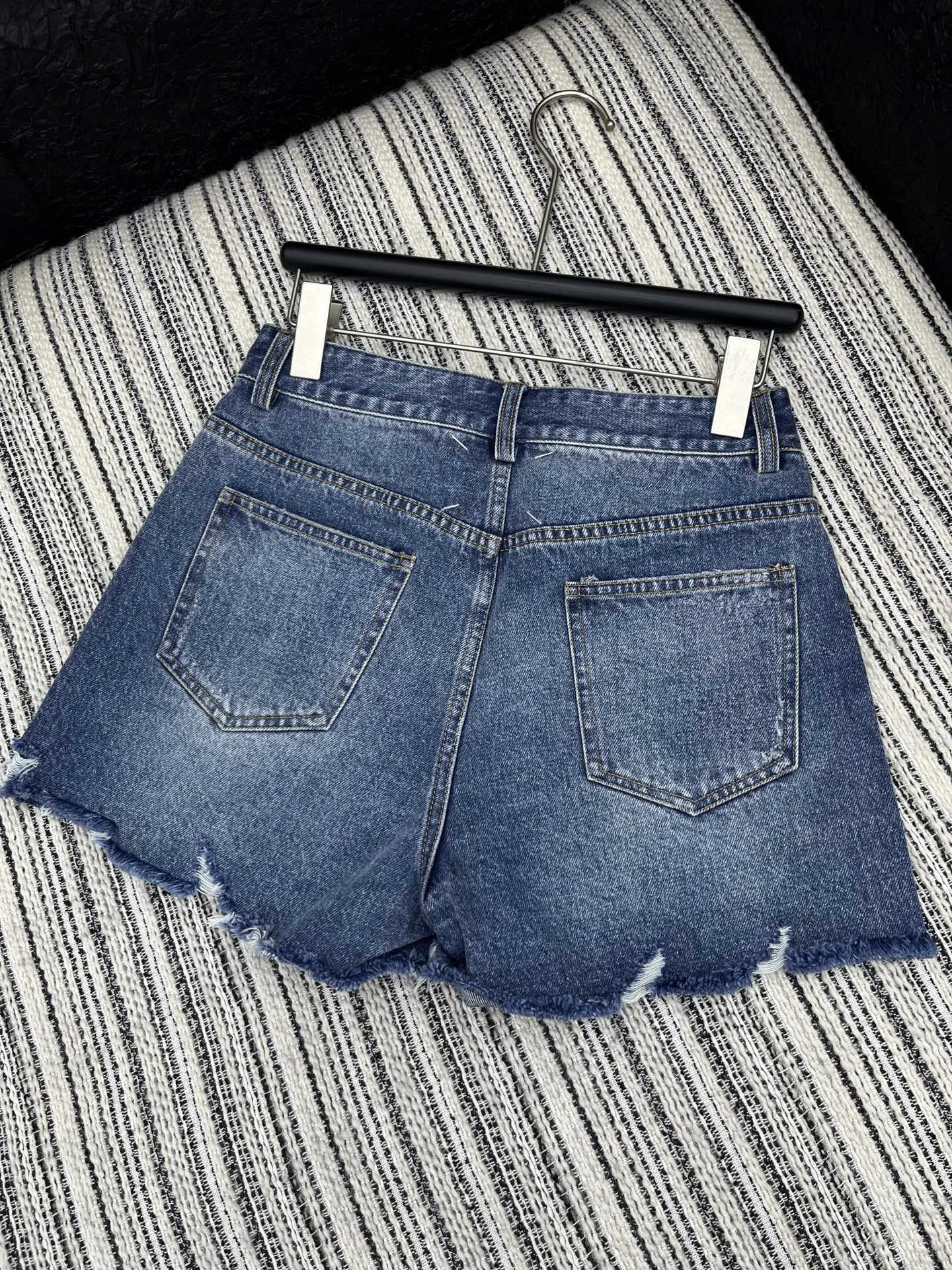 

2025 New Summer Women's Clothing Sexy Slim Tassel Dilapidated Old Raw Edge Denim Shorts