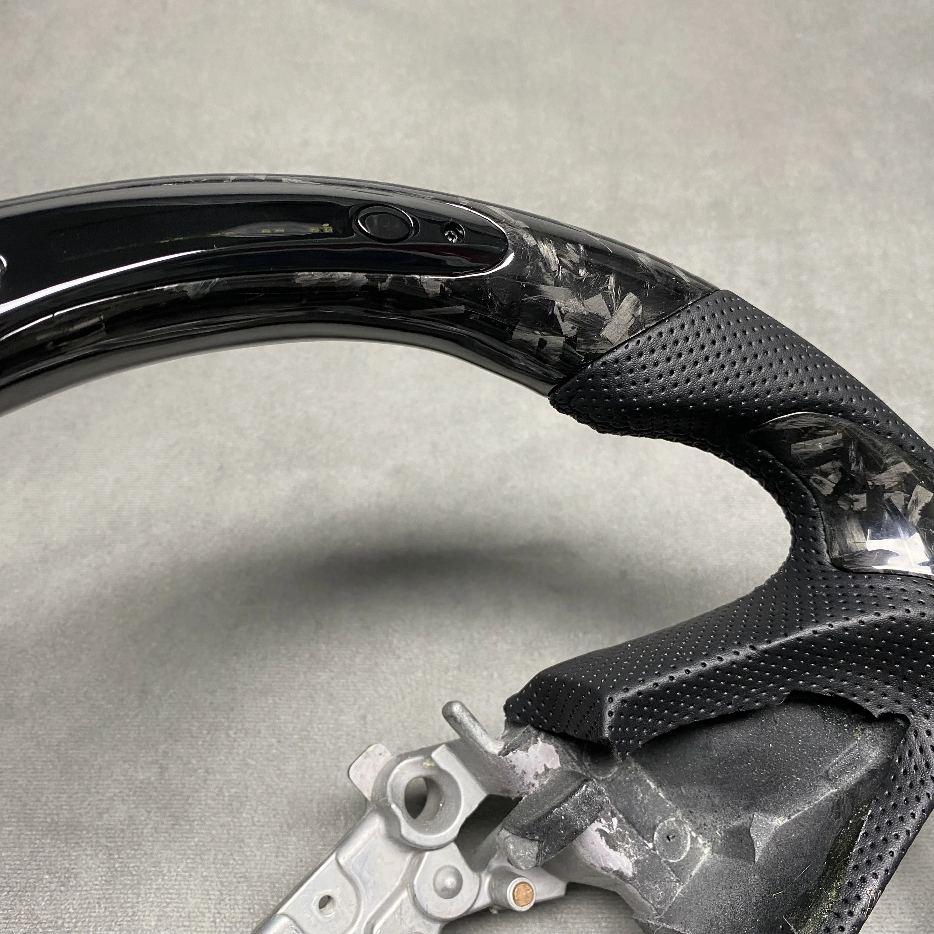 Customized carbon fiber car steering wheel for G35 G37 G37s Q50 Q60 QX30 QX50 QX60 upgraded sports steering
