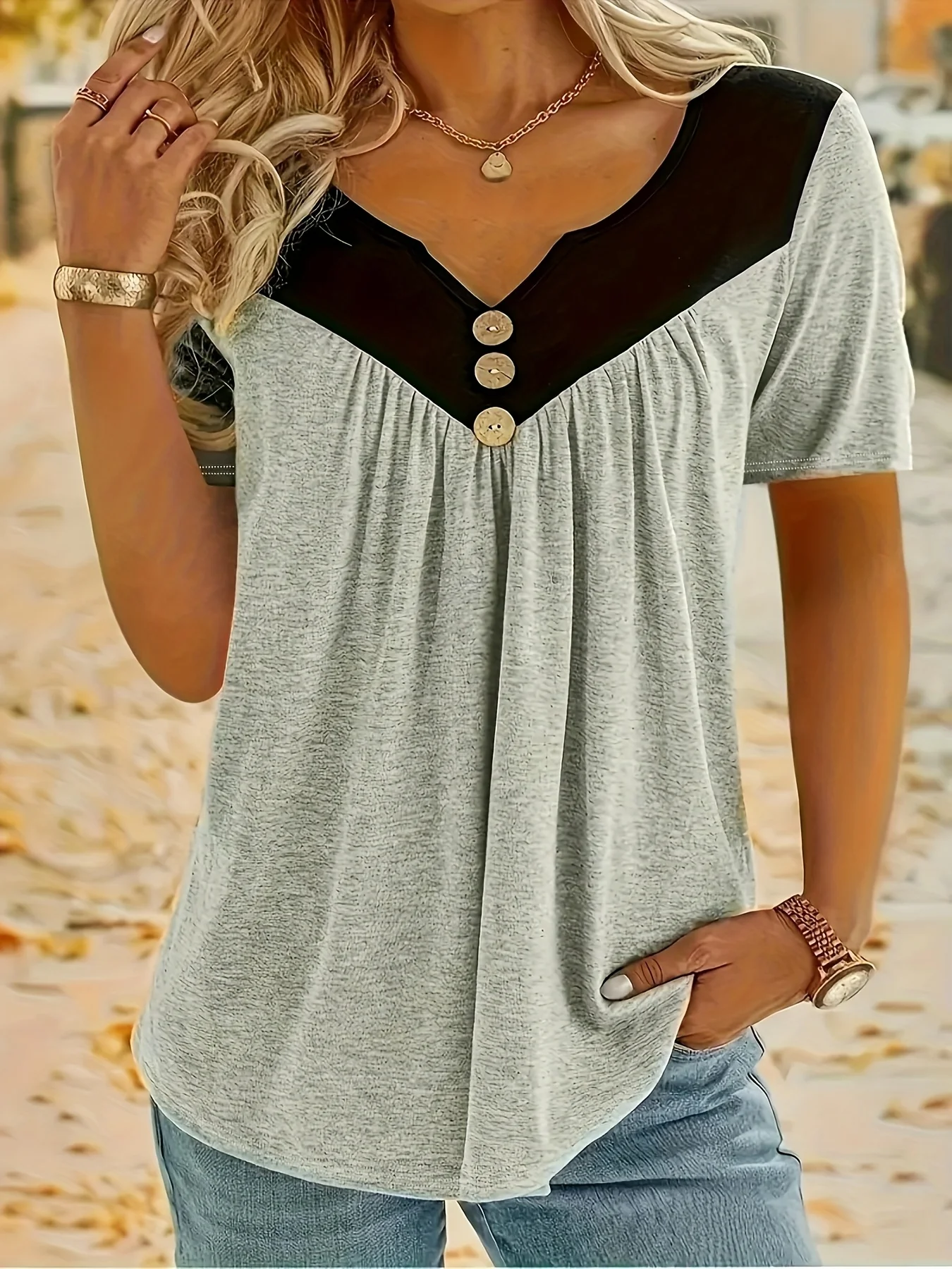 

Stylish Plus Size Ruched T-Shirt - Women's Casual Short Sleeve Notch Neck Tee - Comfortable Button Decor, Relaxed Fit, Breathabl