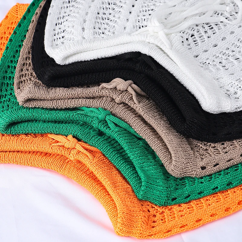 ว่ายน้ําวันหยุดชายหาดกางเกงขาสั้นผ้าถักกลวงออกสีธรรมดาสําหรับฤดูร้อน