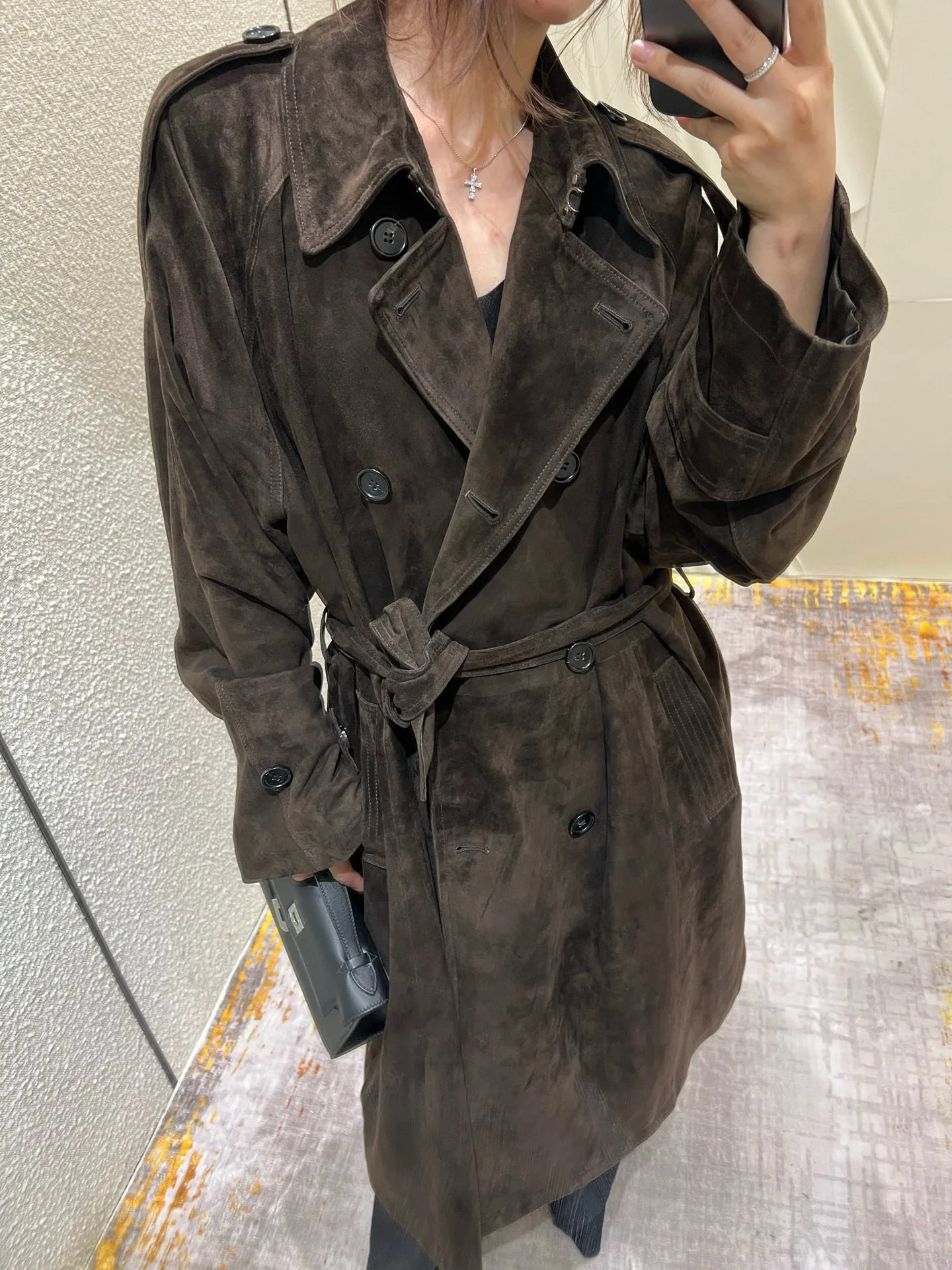 Elegante cappotto autunnale in vera pelle scamosciata tinta unita con cintura